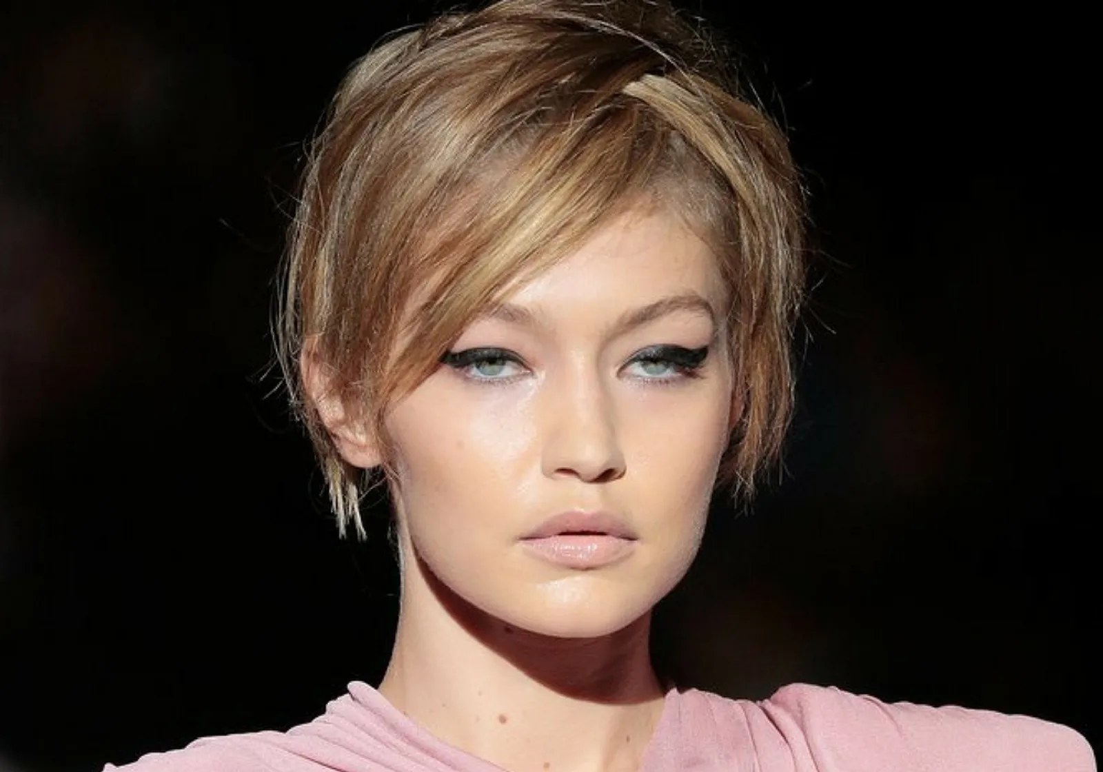 Unik Banget! Ini Gaya Rambut dan Makeup yang  Jadi Tren Di New York Fashion Week