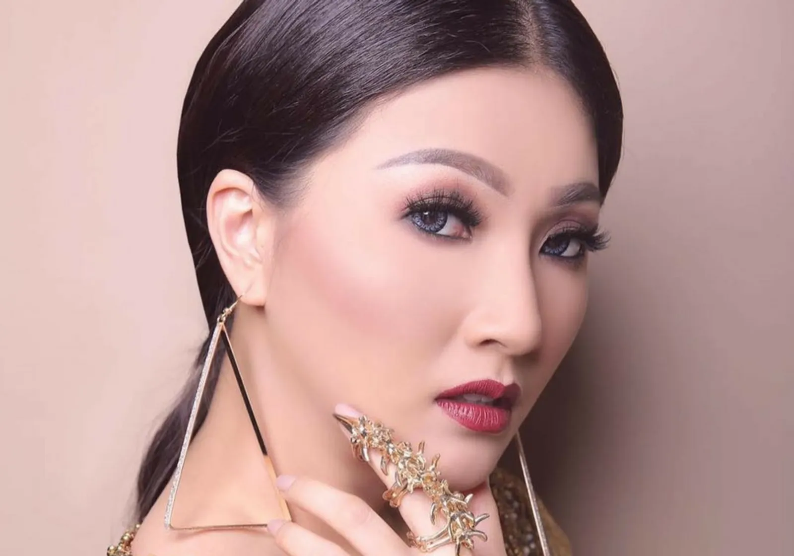 Selalu Cantik, Ini Inspirasi Makeup Oriental a la Sarwendah