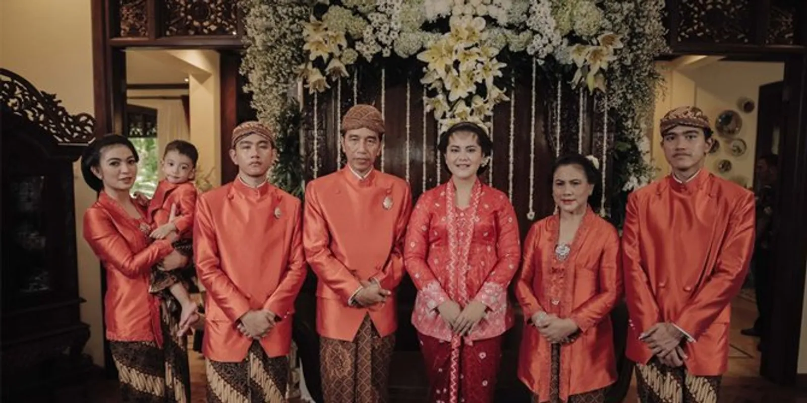 Prosesi Siraman Kahiyang Ayu: Seluruh Keluarga Jokowi Serba Orange