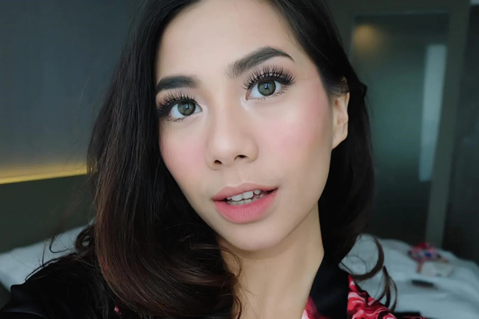 Tampil Cantik dengan Riasan Natural Glam a la Vlogger Indonesia Ini Yuk!