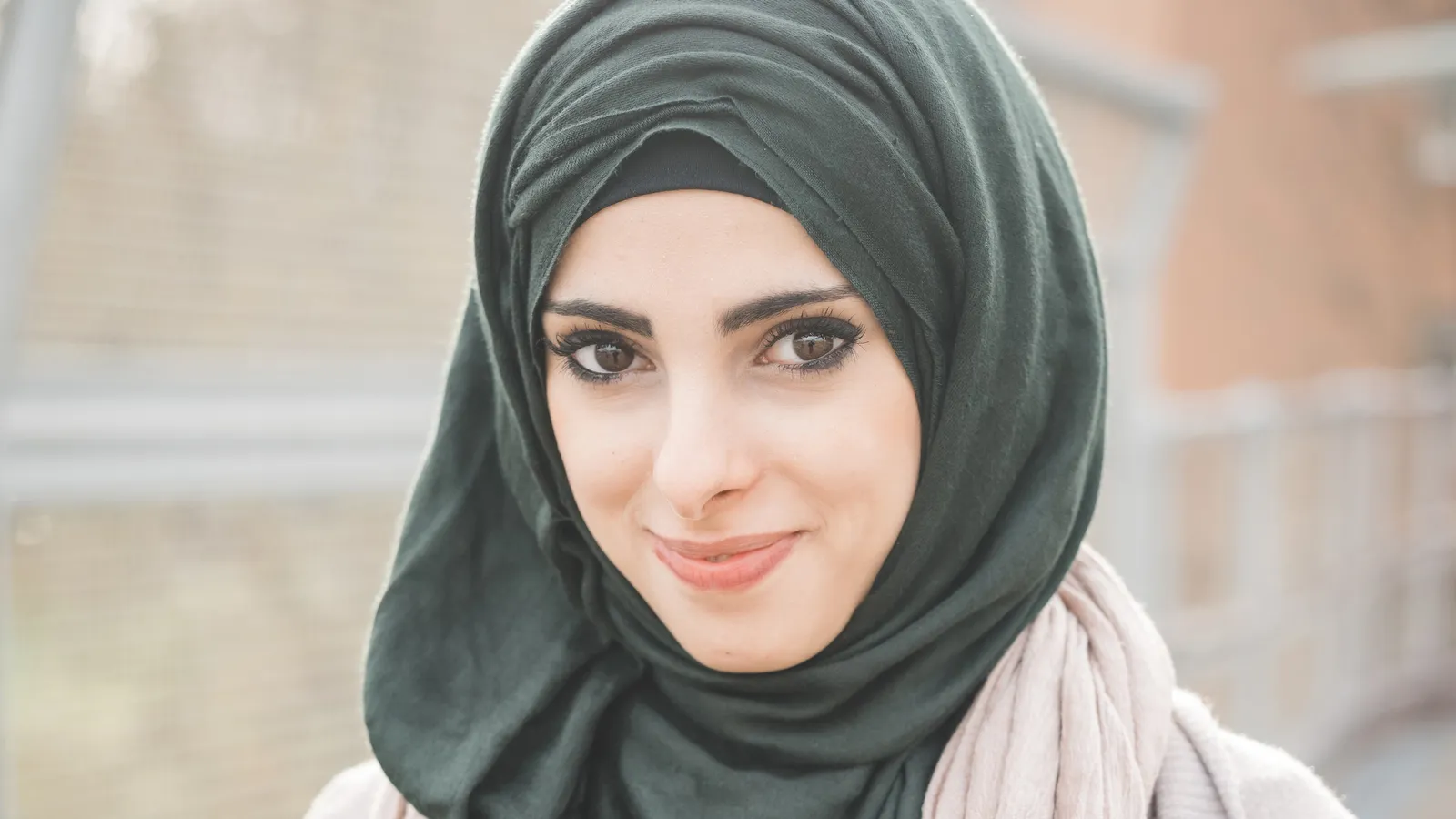 Cewek Perlu Tau, Ini 5 Masalah Rambut yang Biasa Timbul Saat Pakai Hijab