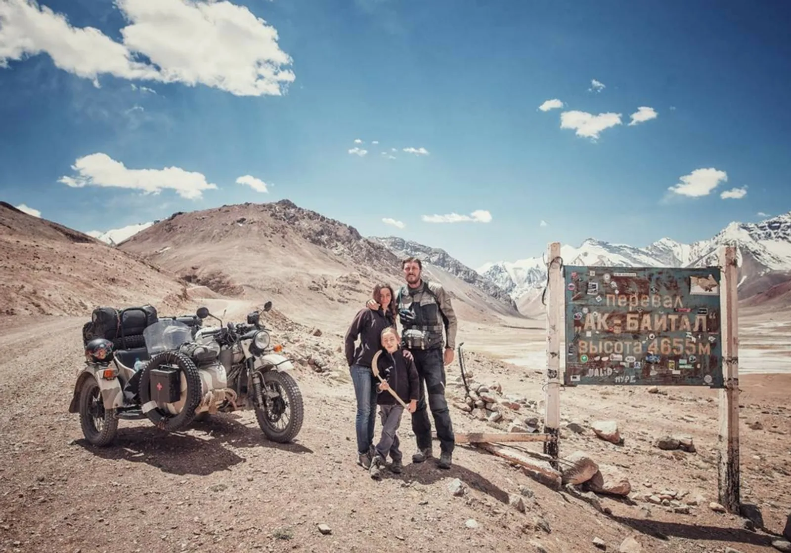 Luar Biasa! Pria Ini Ajak Keluarganya Travelling dari Romania Hingga Mongolia