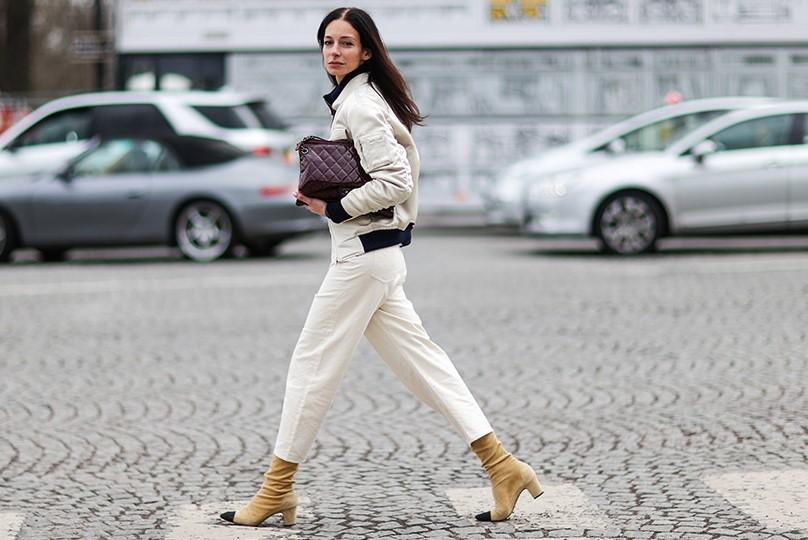 Curi Ide Tampil Keren saat Memakai Celana Jeans Putih