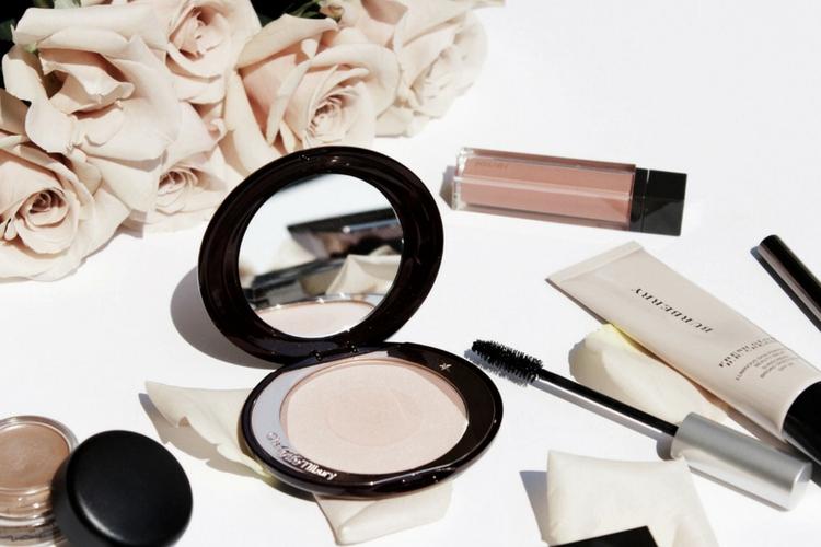 Biar Selalu Terlihat On Point, Ini Makeup yang Harus Ada di Tas!