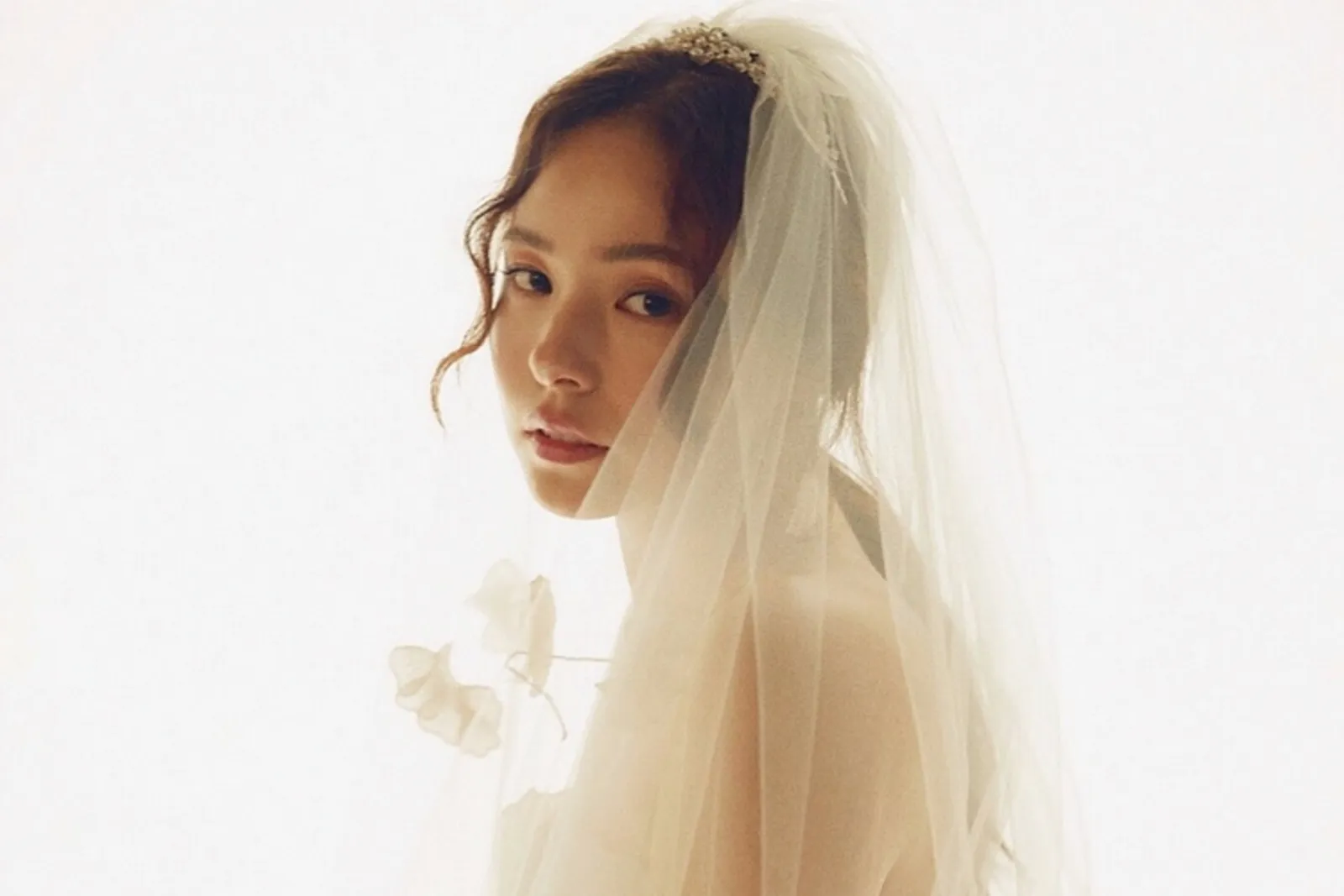 Resmi Menikah, Ini Penampilan Memesona Min Hyo Rin di Hari Bahagia