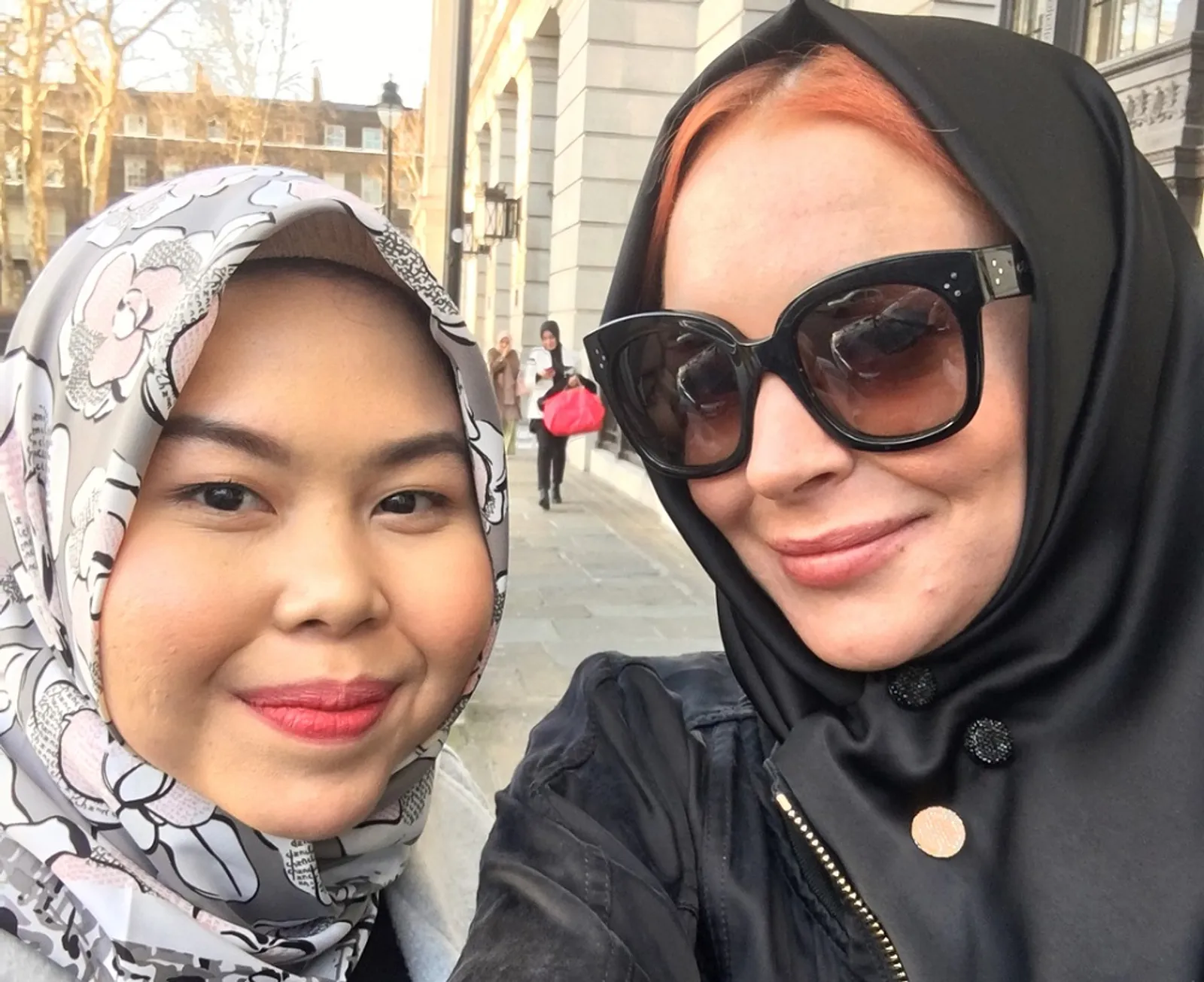 Dikabarkan Jadi Mualaf, Ini Pengakuan Lindsay Lohan Kepada Stylist Hijabnya