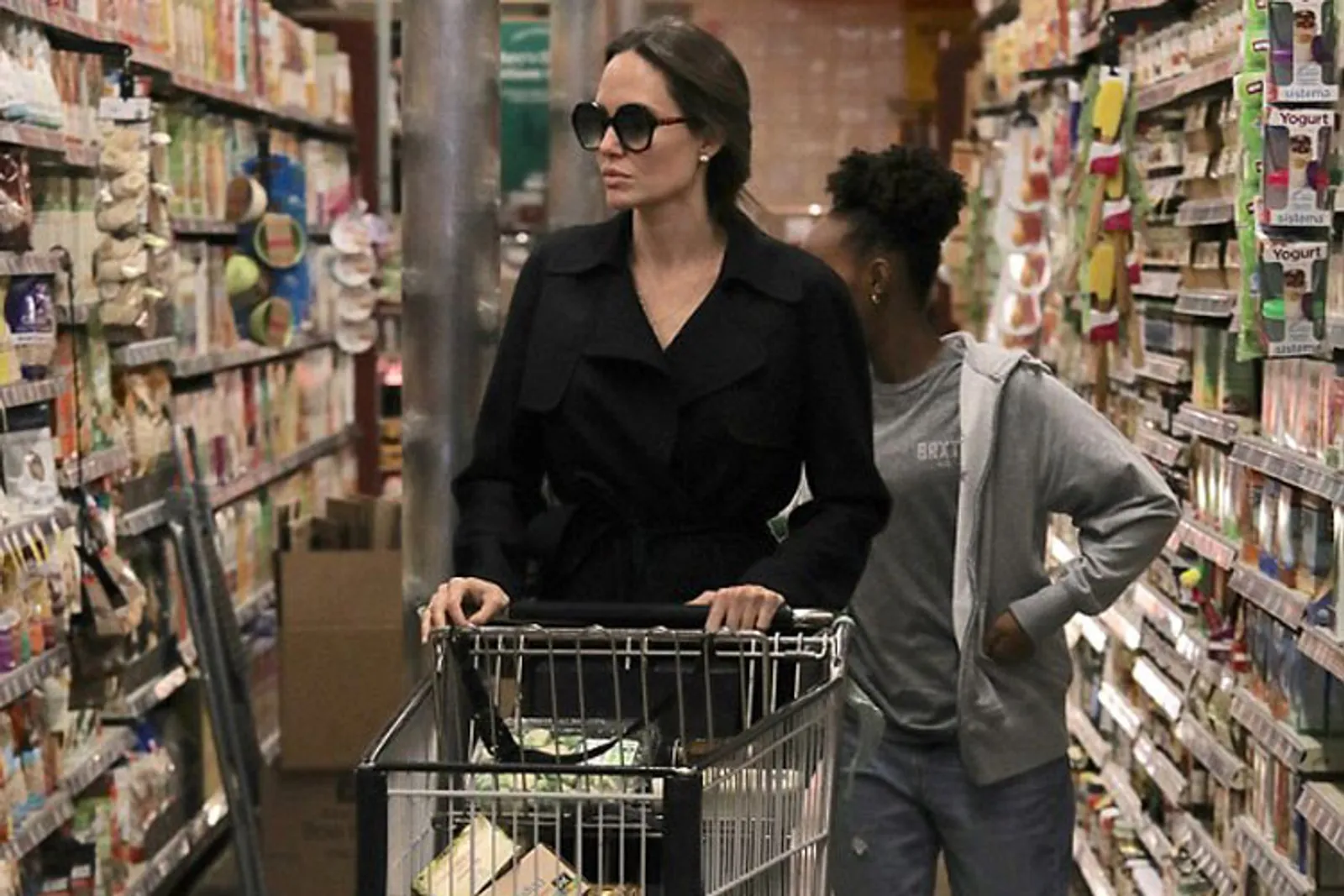 Gaya Hingga Makanan yang Dibeli Angelina Jolie Saat Belanja Bulanan