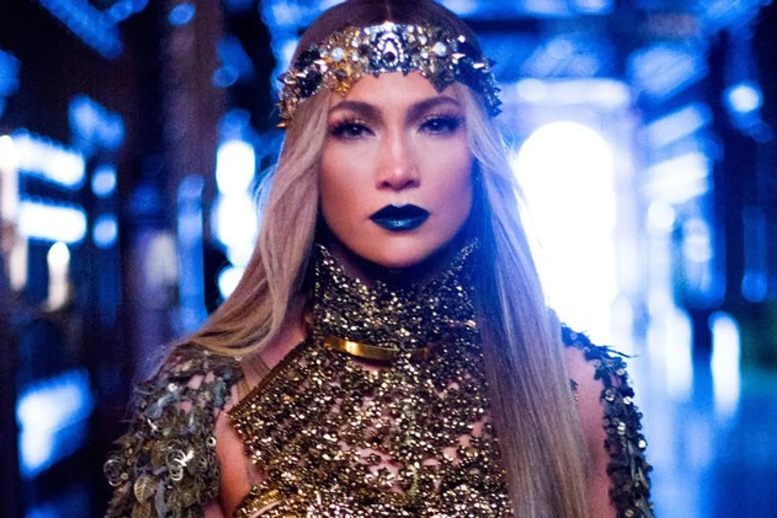 Di Video Klip Terbarunya, Jennifer Lopez Memakai Aksesori Karya Desainer Indonesia