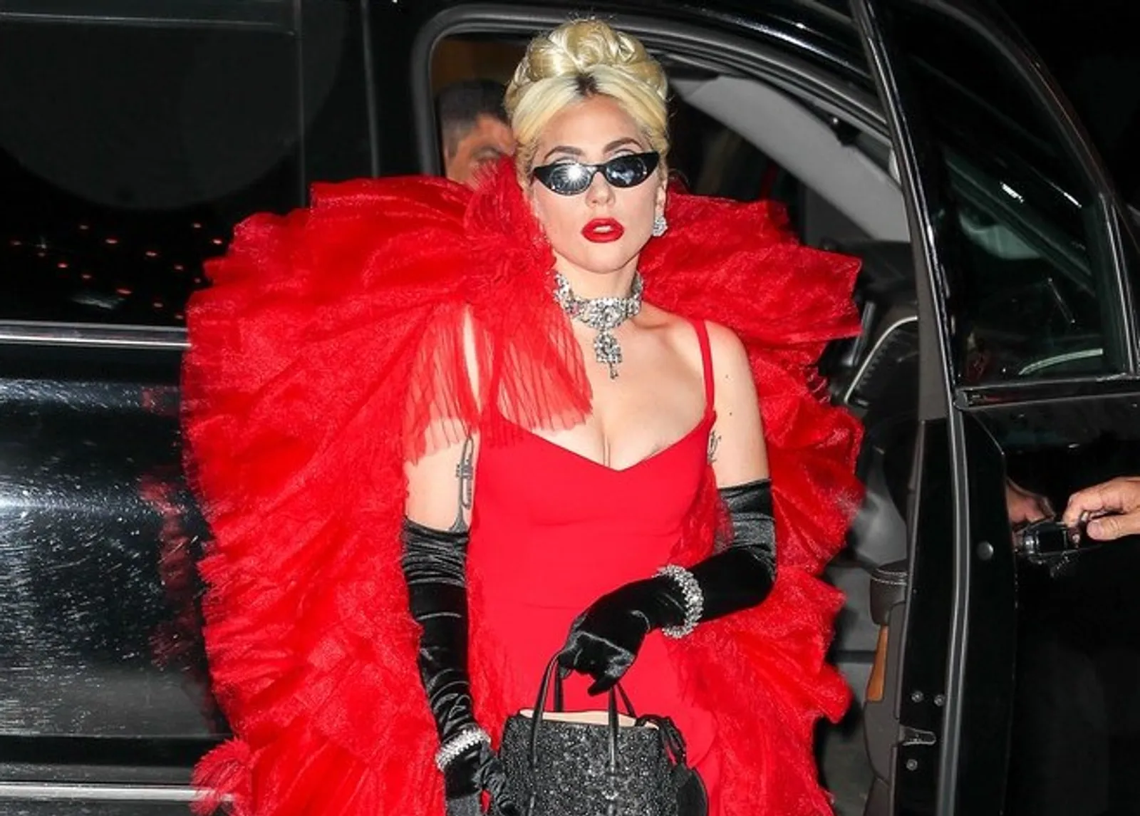 Lady Gaga Curi Perhatian, Kenakan 3 Outfit Kece dalam Sehari
