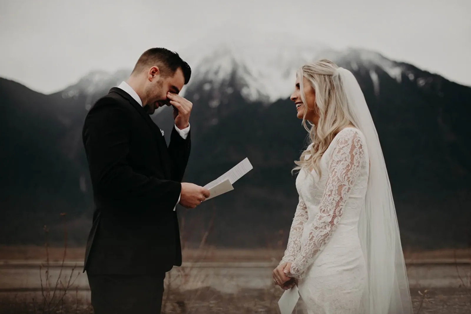 10 Foto Paling Mengharukan di Dunia tentang Pernikahan