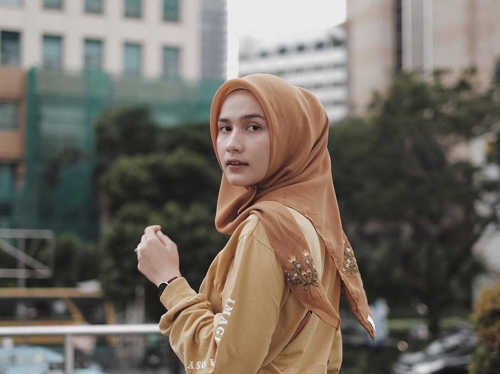 Ide Gaya OOTD Hijab dari Dwi Handayani