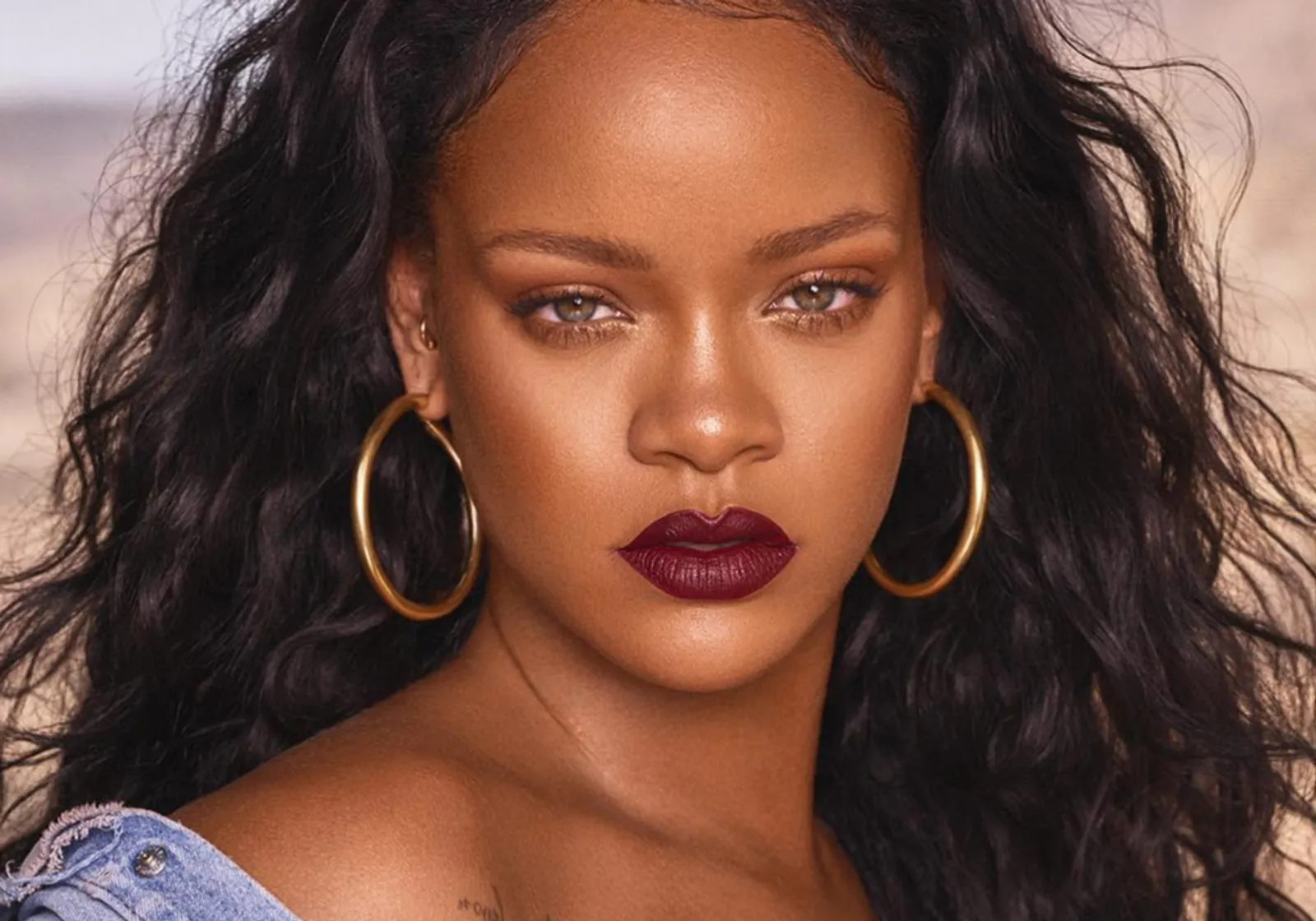 Selalu Tampil Keren, Rupanya Ini Rahasia Makeup Rihanna