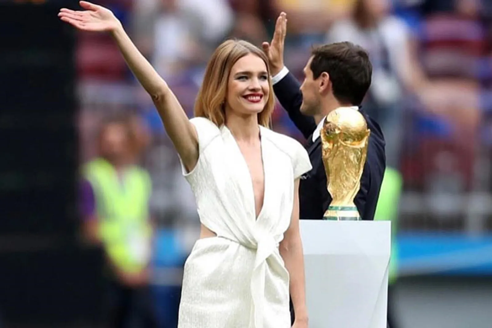 Kenalan dengan Natalia Vodianova, Si Supermodel Rusia yang Membawa Piala Dunia 2018