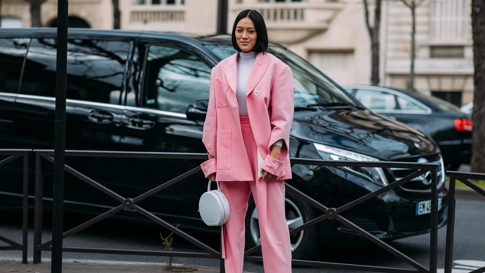 Gayanya Anak Millennial: Blazer Warna Pink yang On Point