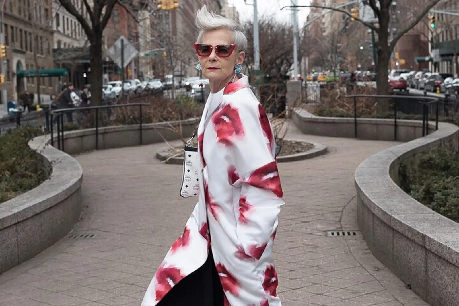 5 Potret  On Point Lyn Slater, Fashion Blogger Berusia 64 Tahun