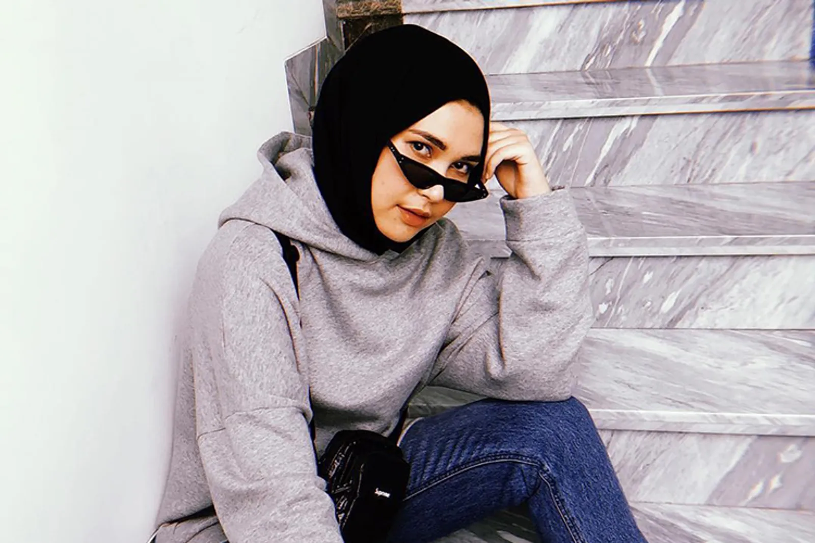 Inspirasi OOTD Hijab Rani Hatta yang Serba Hitam