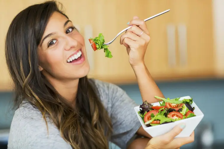 Makan di Kala Stres? Mungkin Kamu Terkena Emotional Eating