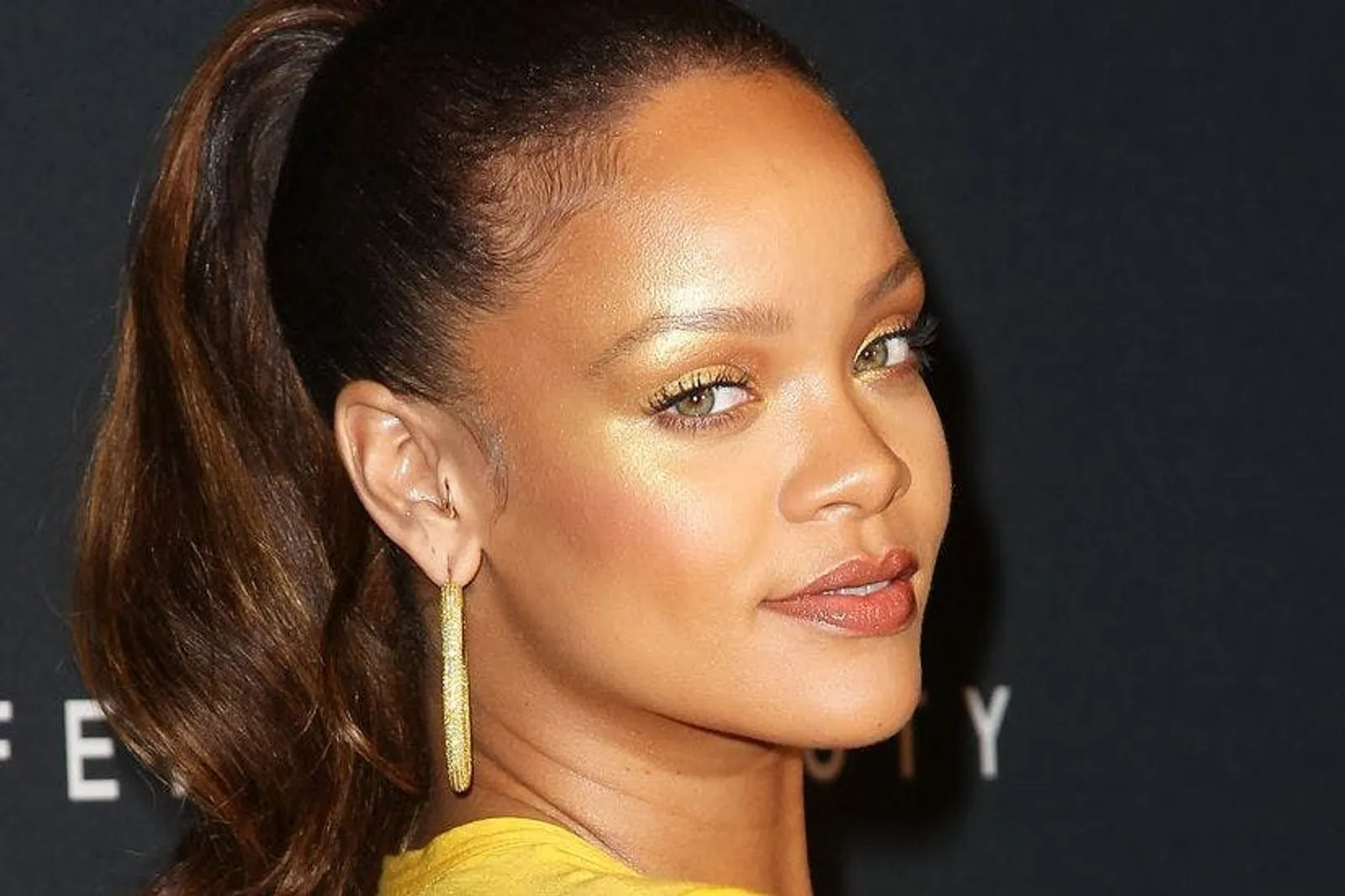 MUA Rihanna Bocorkan 5 Tips Tampil dengan Makeup Glowing 