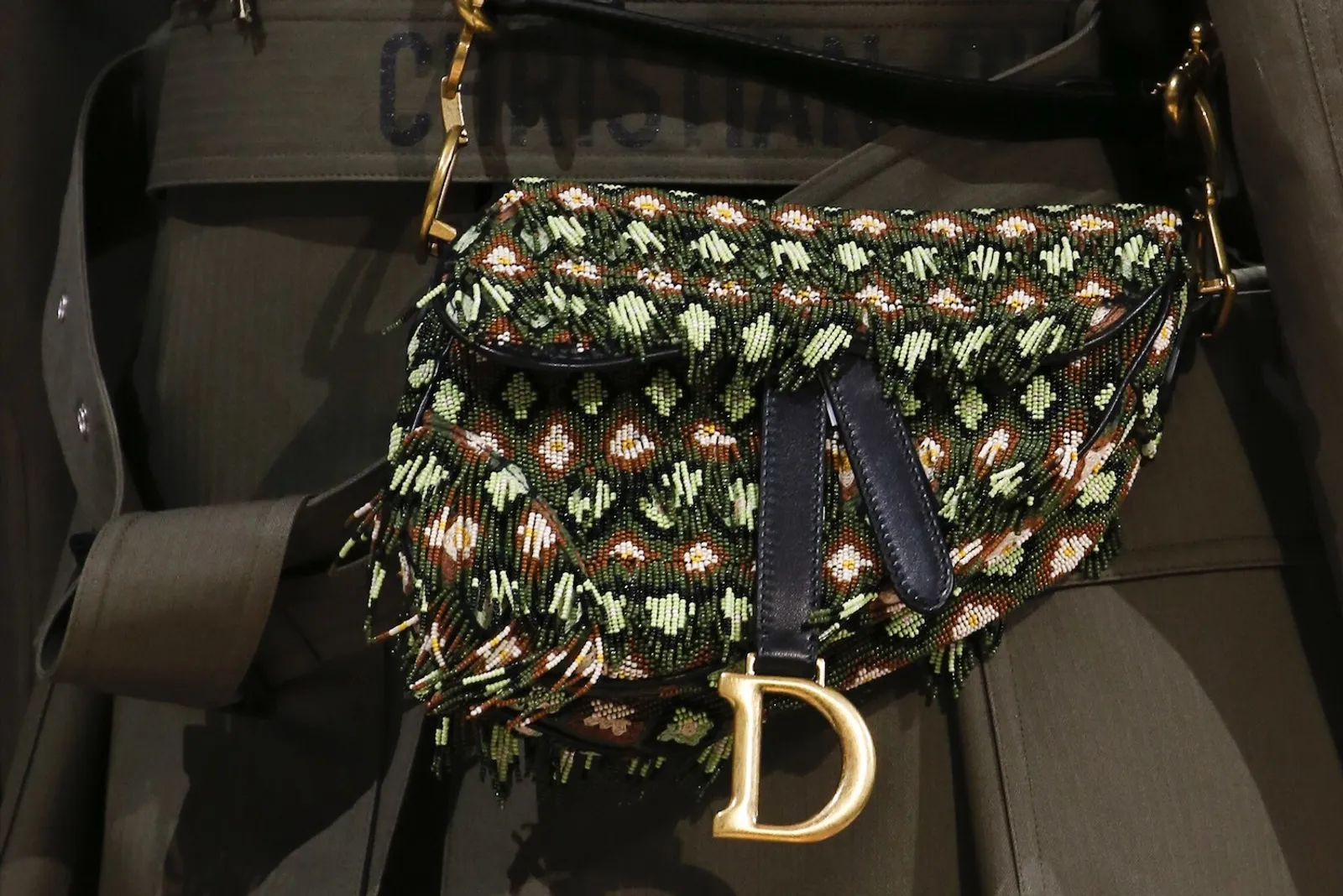 Sebelum Beli, Simak Dulu 5 Fakta Dior Saddle Bag Ini!
