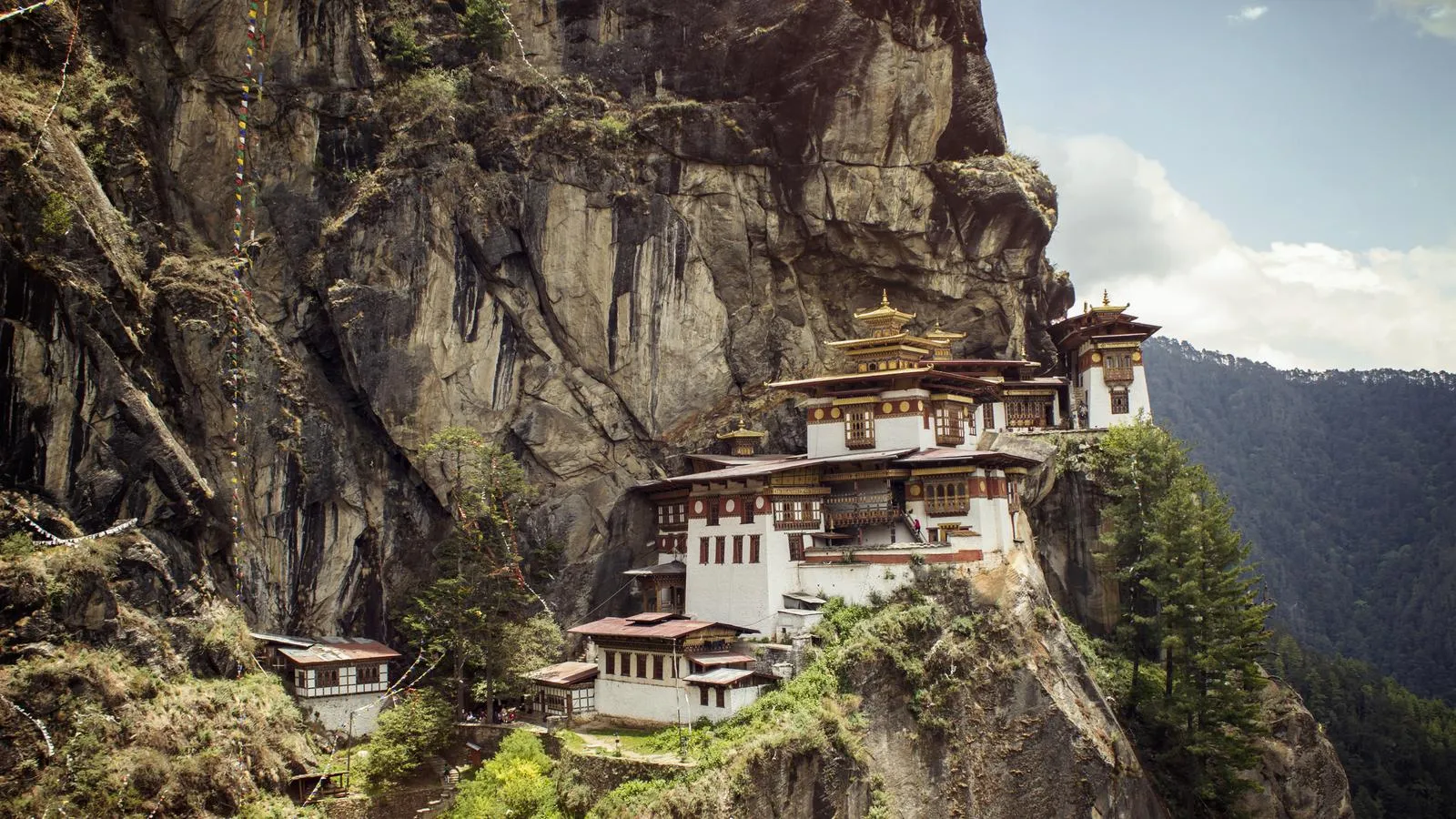 Fakta Bhutan, Lokasi Pernikahan Nadine Chandrawinata yang Go Green Banget!