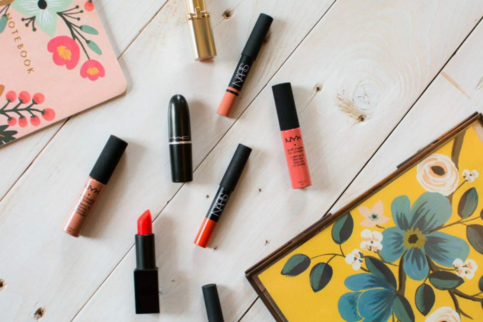 Ini 5 Kegunaan Lain dari Lipstik yang Perlu Kamu Tahu