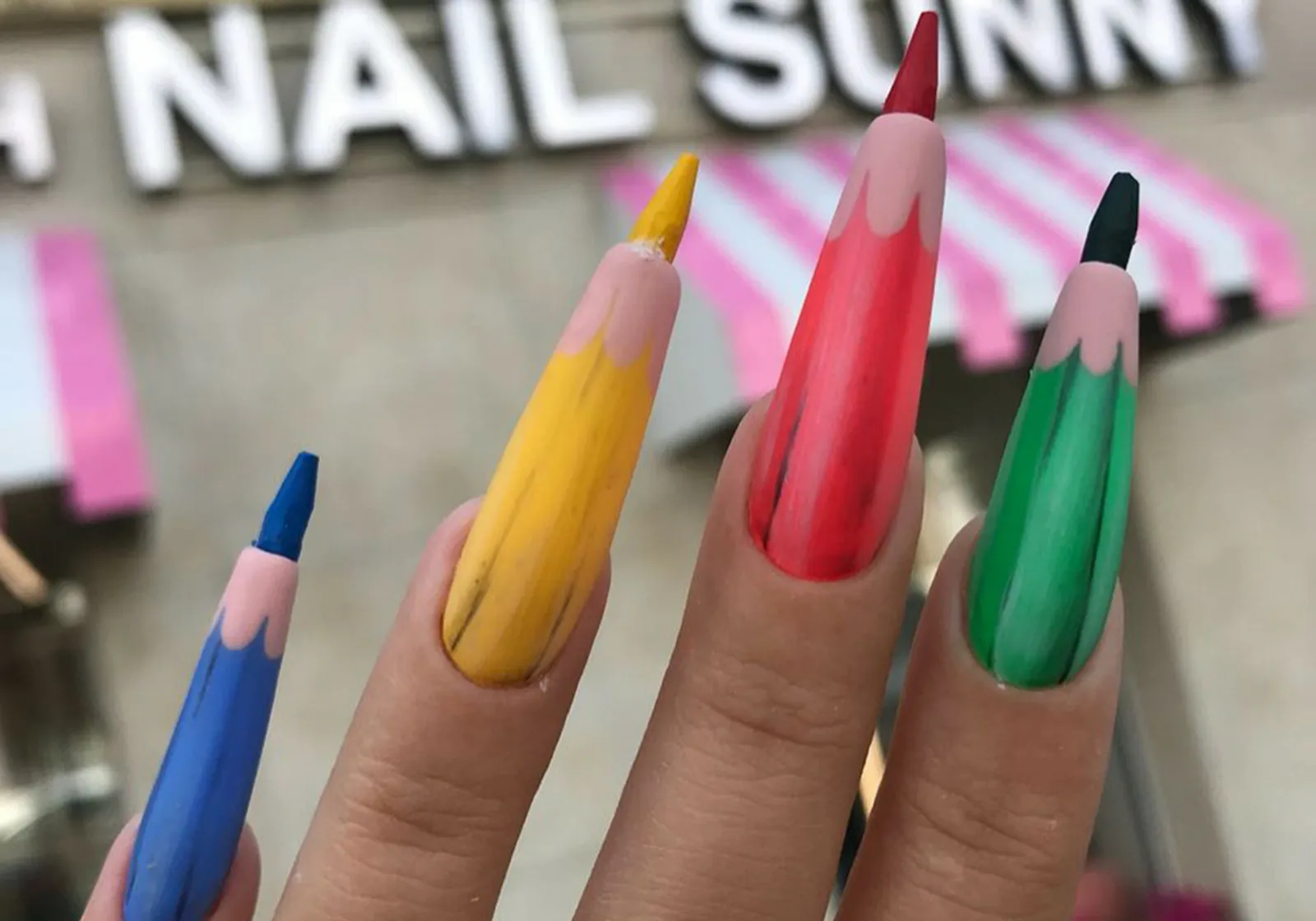 Nail Art Unik Berbentuk Pensil Warna, Bagus atau Aneh?