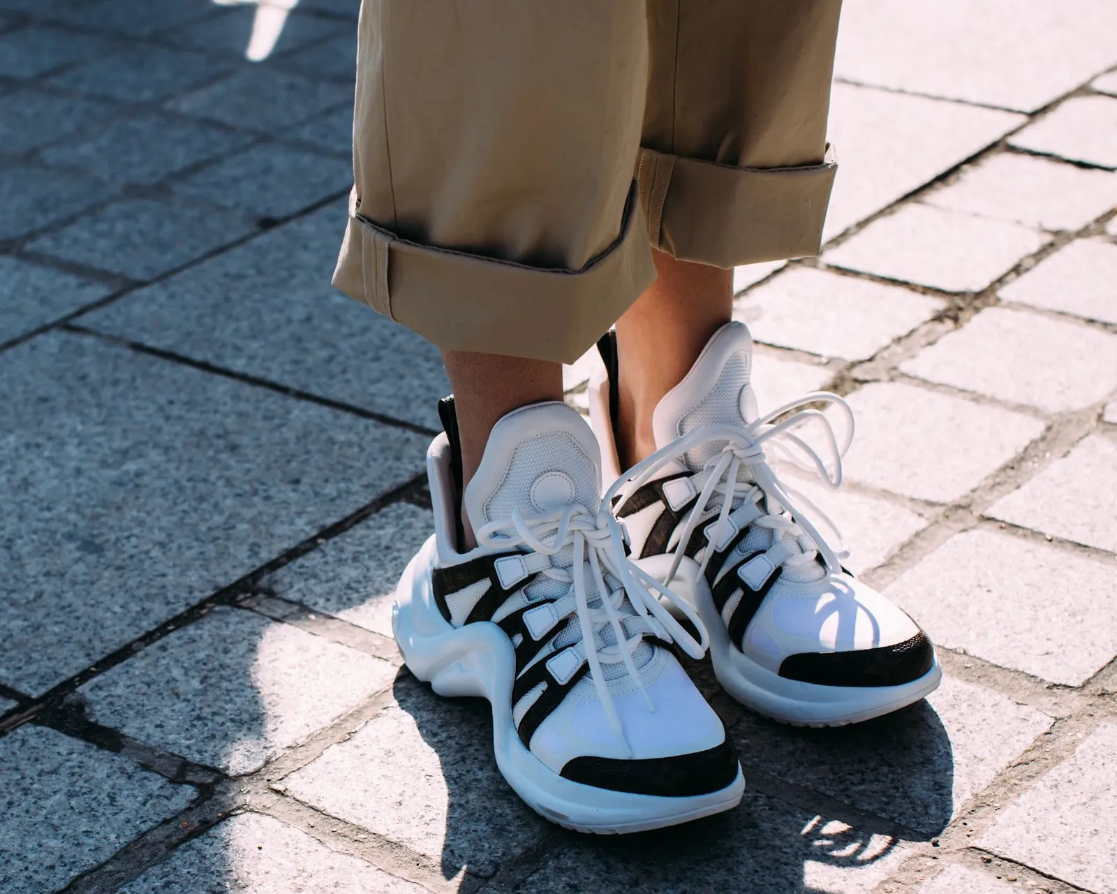 Rekomendasi Sneakers Putih untuk Total Look yang Chic