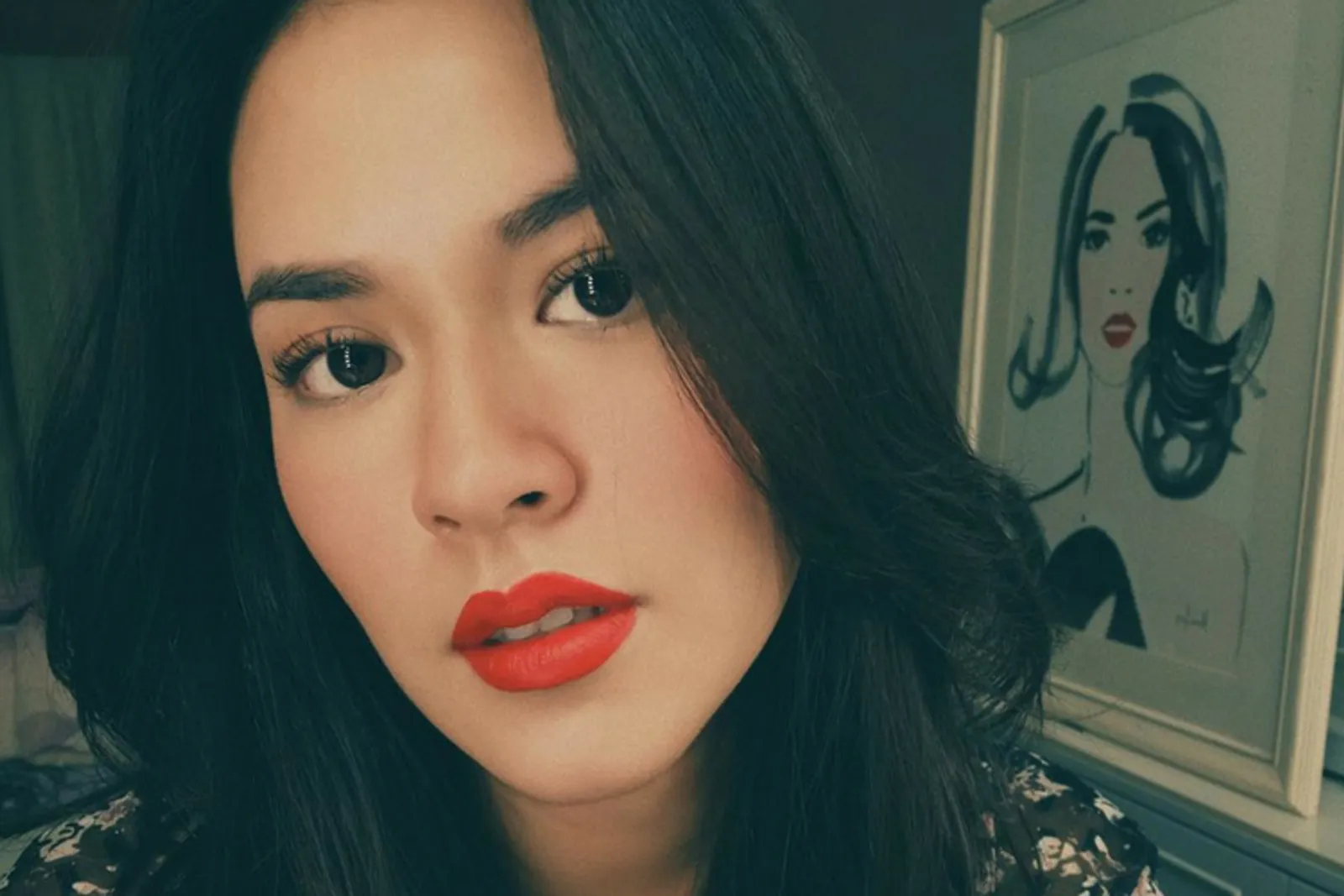 Menggoda! Ini 7 Gaya Artis Indonesia Saat Pakai Lipstik Merah