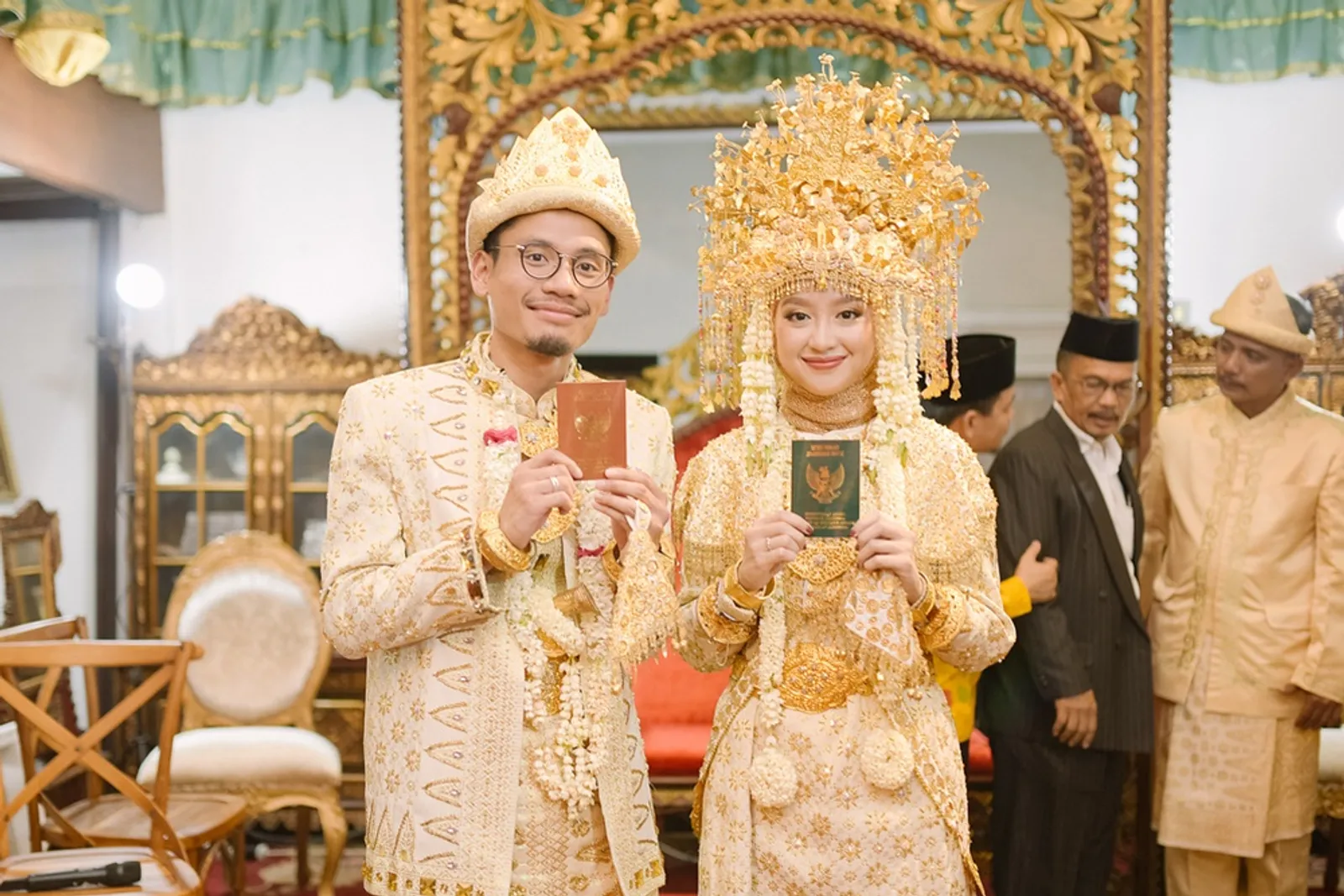 Berbalut Adat Palembang, Gita Savitri dan Paul Partohap Resmi Menikah