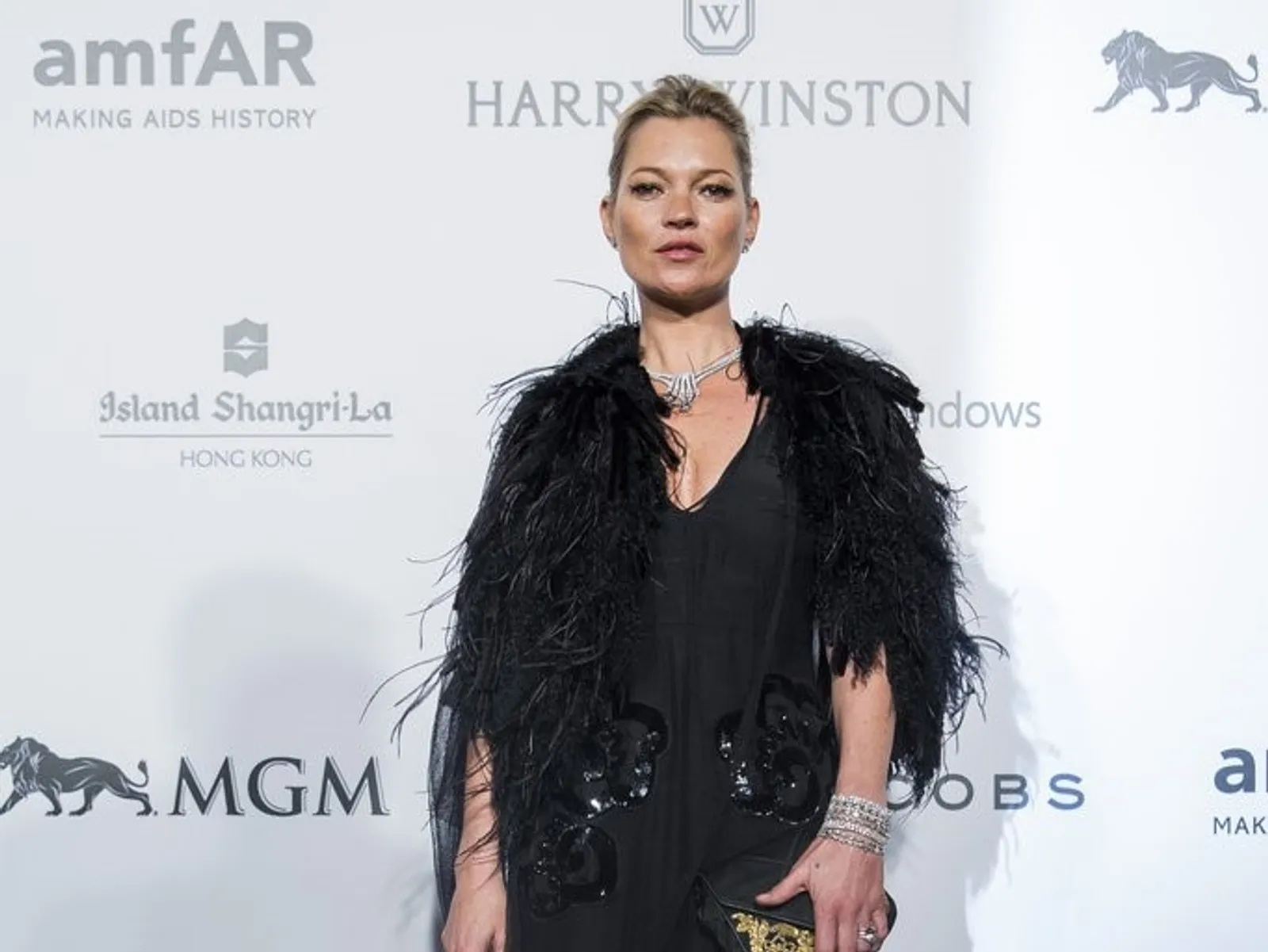 Cara Kate Moss Menyulap Dress Hitamnya Jadi Standout