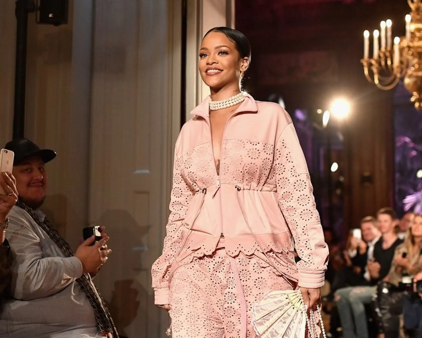 Rihanna Umumkan Kehadirannya di Panggung NYFW 2018 