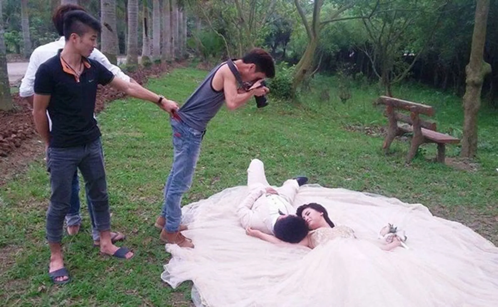 10 Foto Pre-Wedding Ini Buktikan Perjuangan Fotografer Saat Beraksi