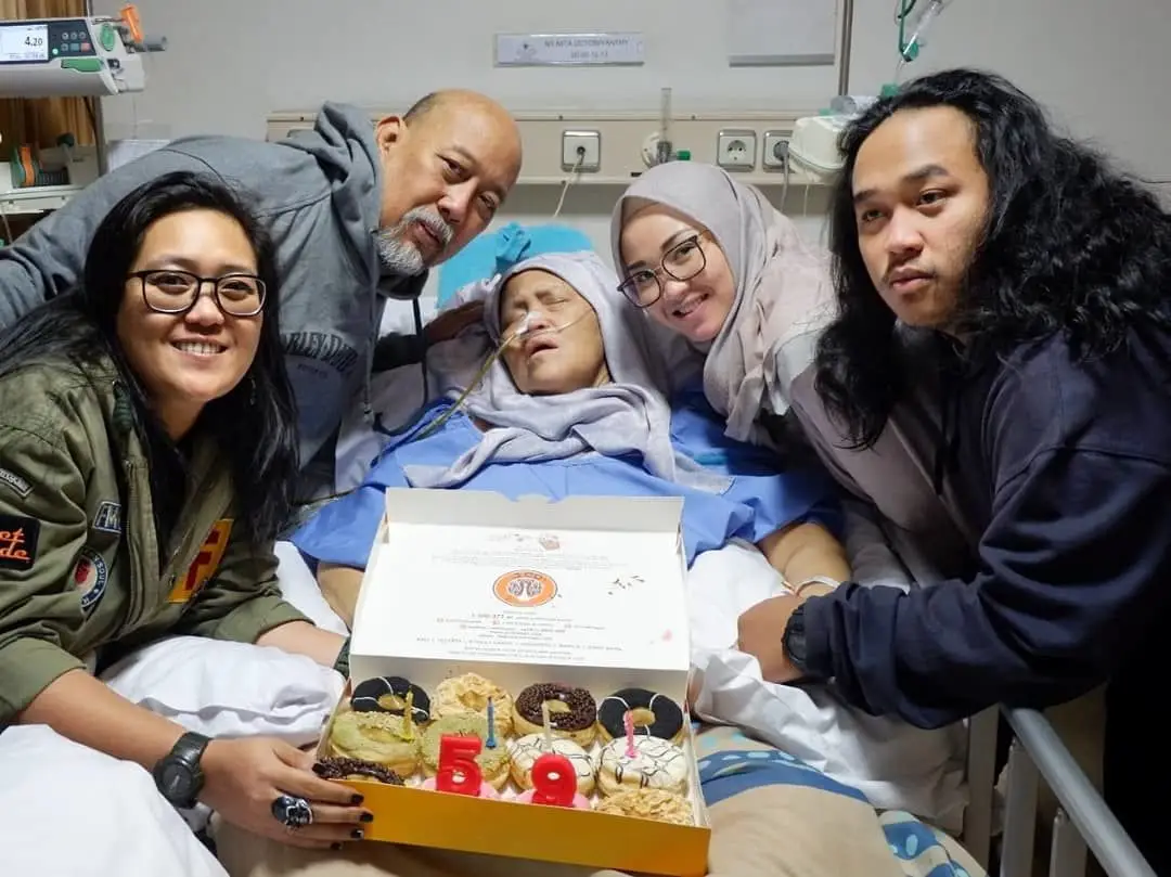 Pejuang Kanker Hingga Akhir Hayat, Ini 5 Fakta Istri Indro Warkop