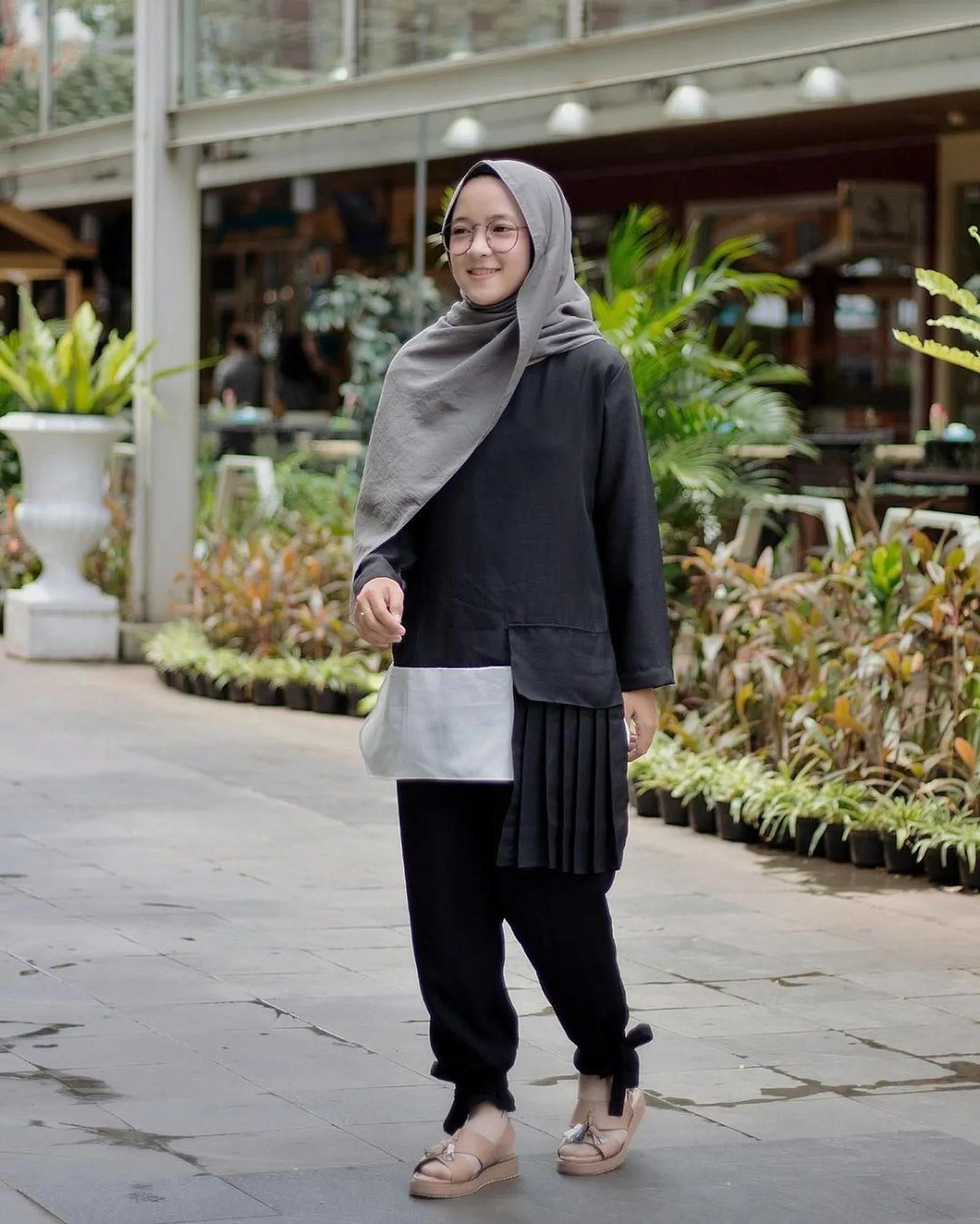 Buat Gaya Hijab ke Kampusmu Makin Modis dengan Meniru Nissa Sabyan
