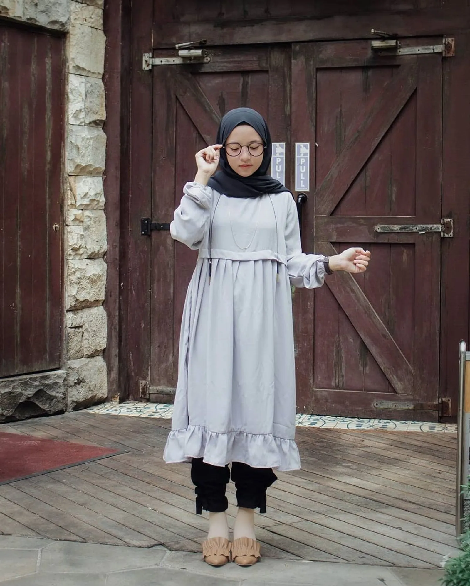 Buat Gaya Hijab ke Kampusmu Makin Modis dengan Meniru Nissa Sabyan