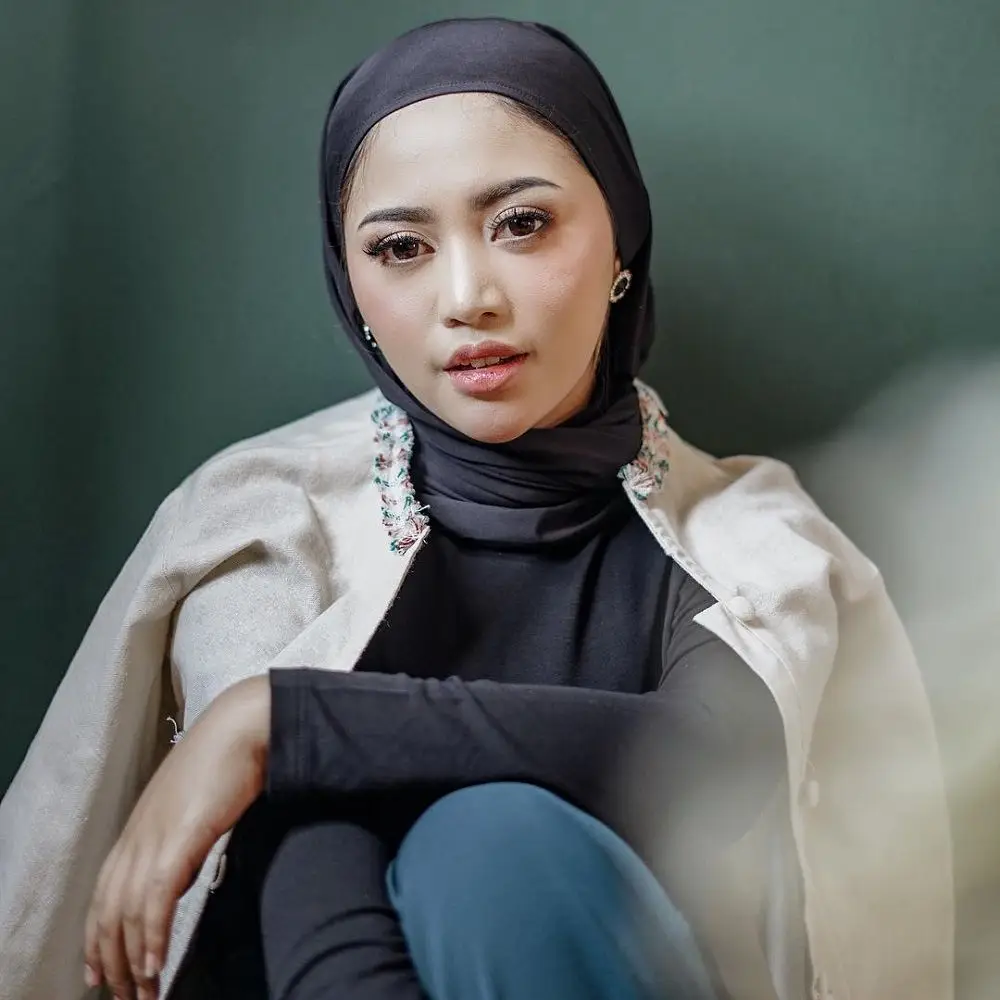 Dalam Balutan Hijab, Begini OOTD Terbaru Rachel Vennya