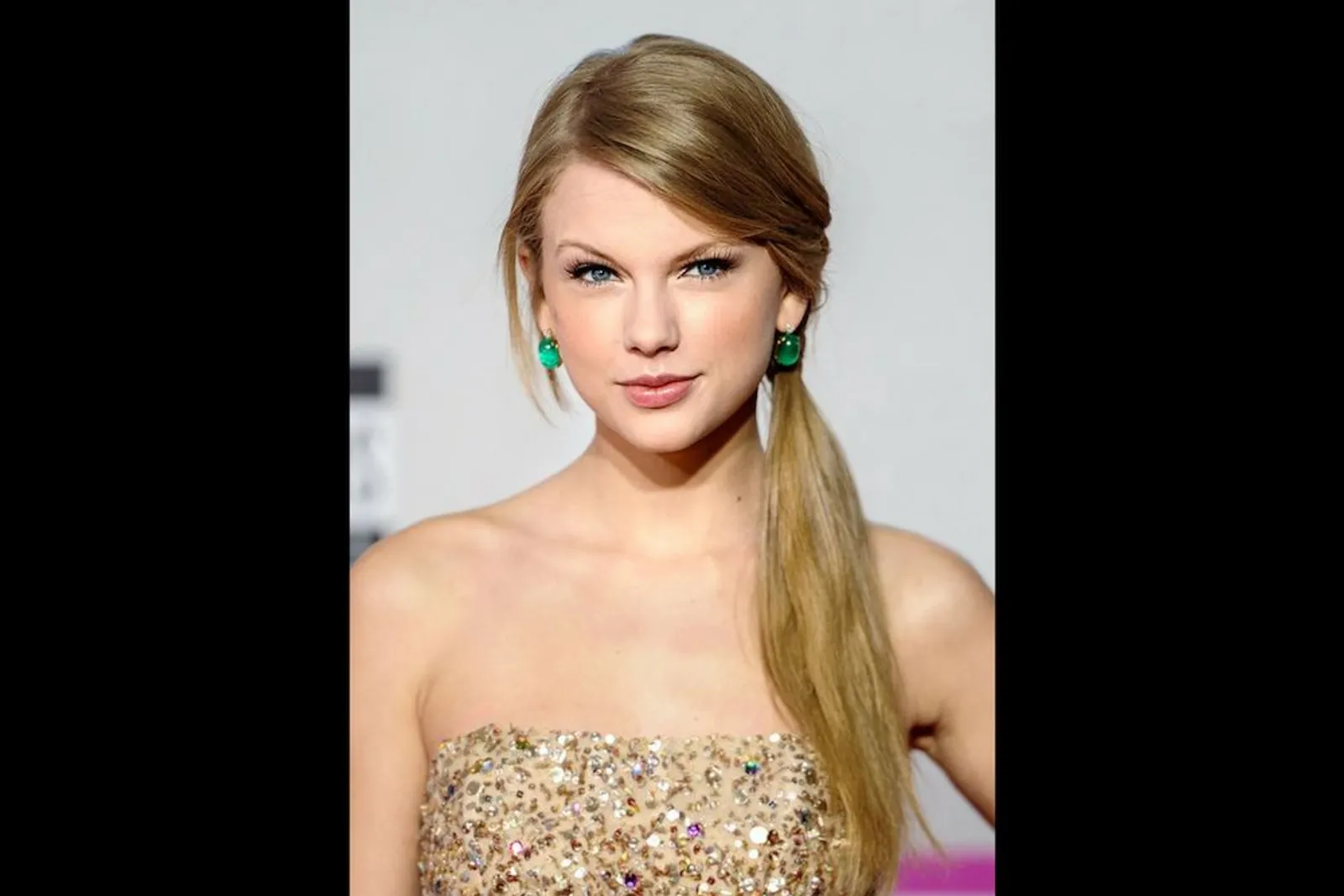 7 Gaya Rambut Feminin Taylor Swift yang Bisa Jadi Inspirasi