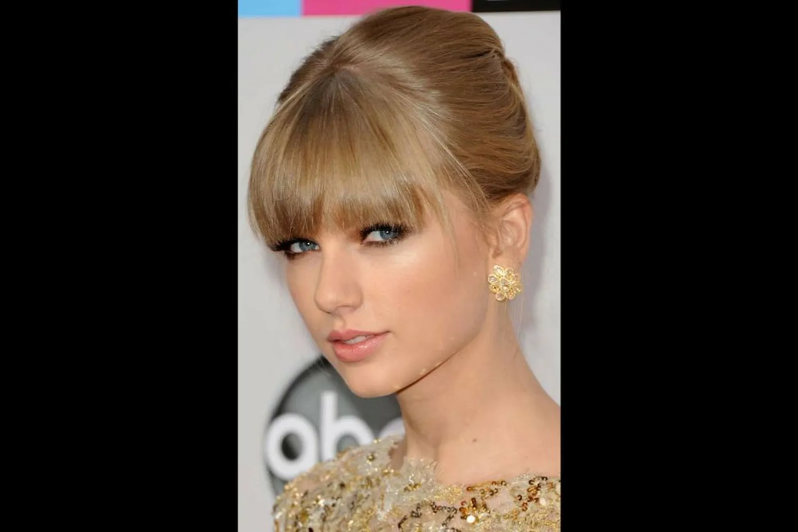 7 Gaya Rambut Feminin Taylor Swift yang Bisa Jadi Inspirasi