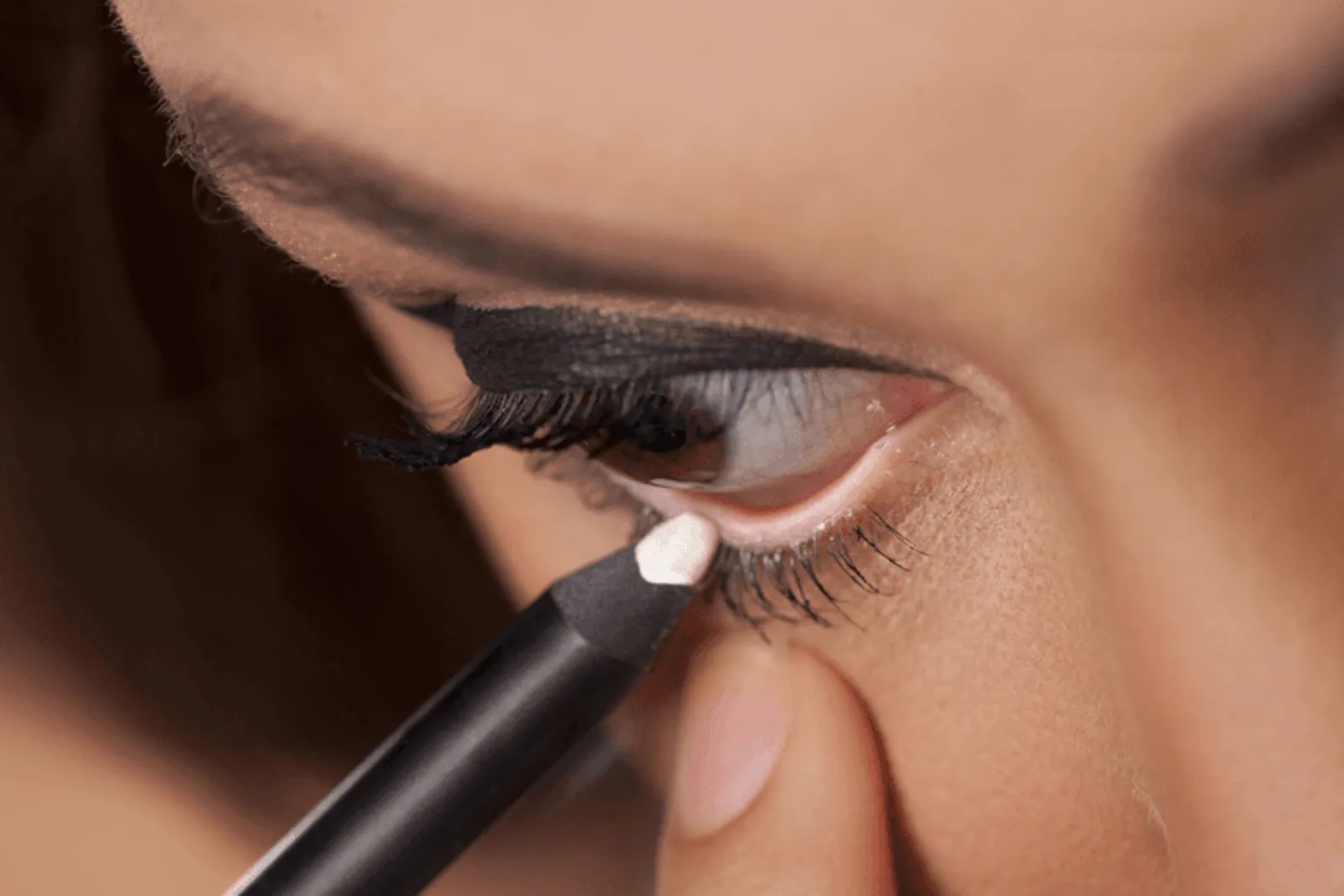 7 Kegunaan Eyeliner yang Bisa Bikin Riasan Matamu Semakin Memukau