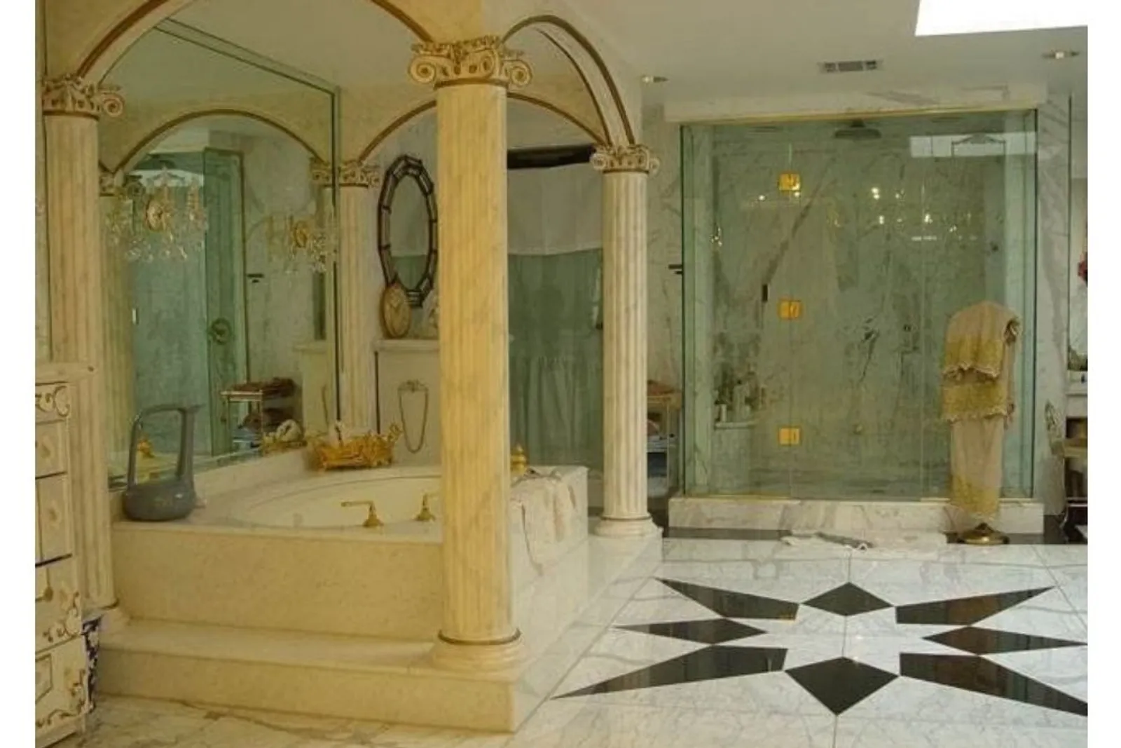 Serba Emas, Begini Mewahnya Penampakan Interior Rumah Shahrukh Khan