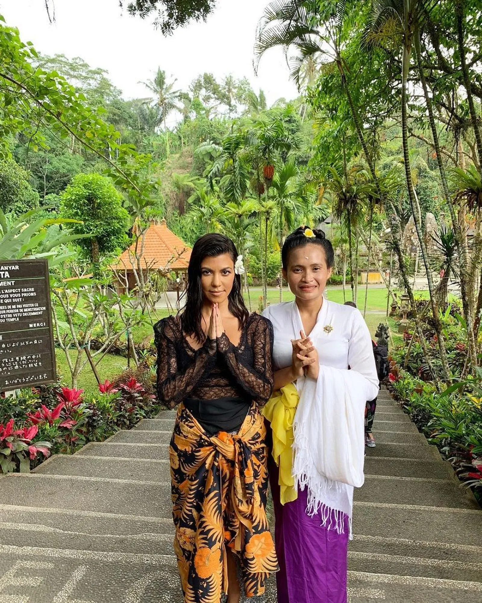 Berlibur ke Bali, Intip Kerennya OOTD Kourtney Kardashian
