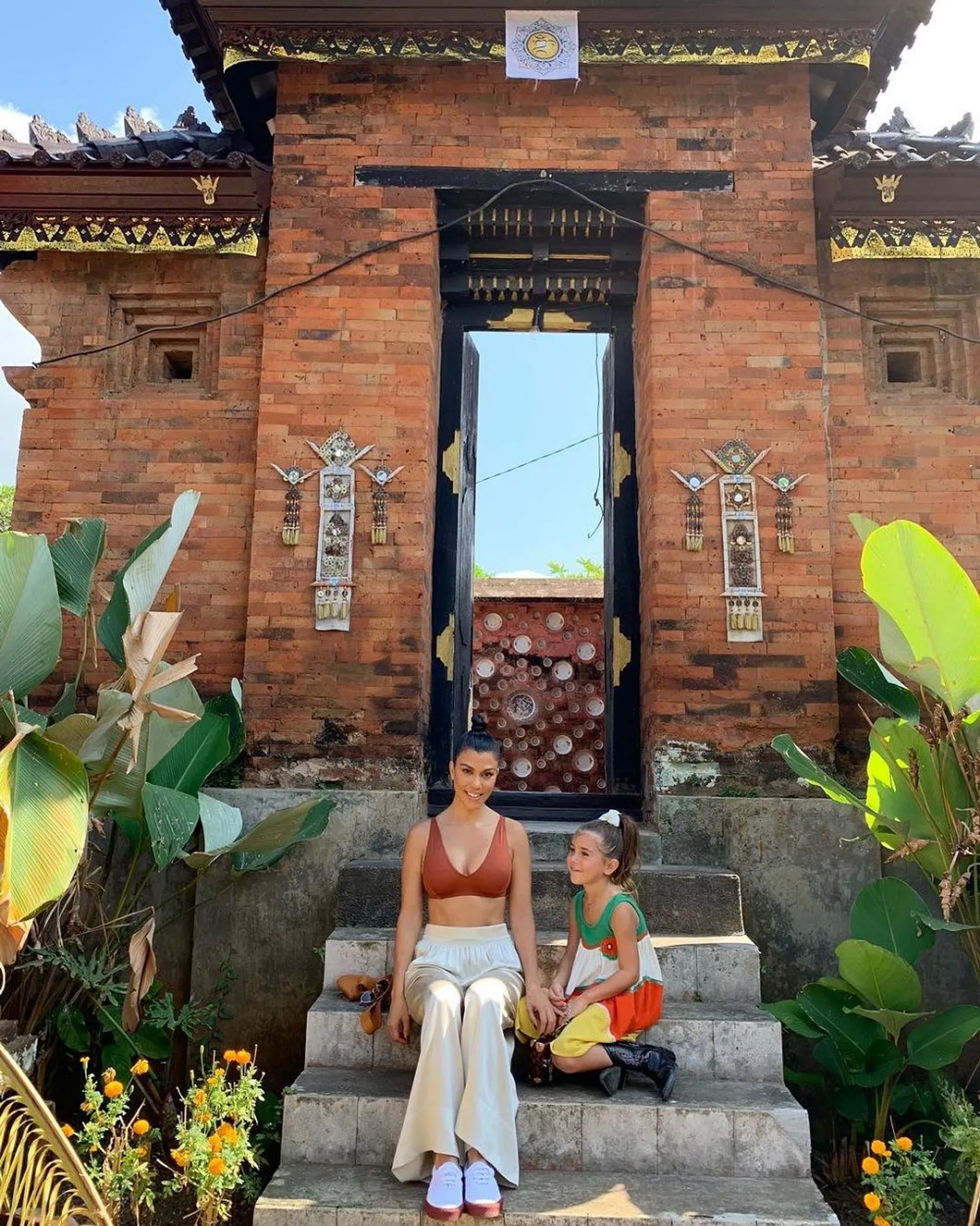 Berlibur ke Bali, Intip Kerennya OOTD Kourtney Kardashian