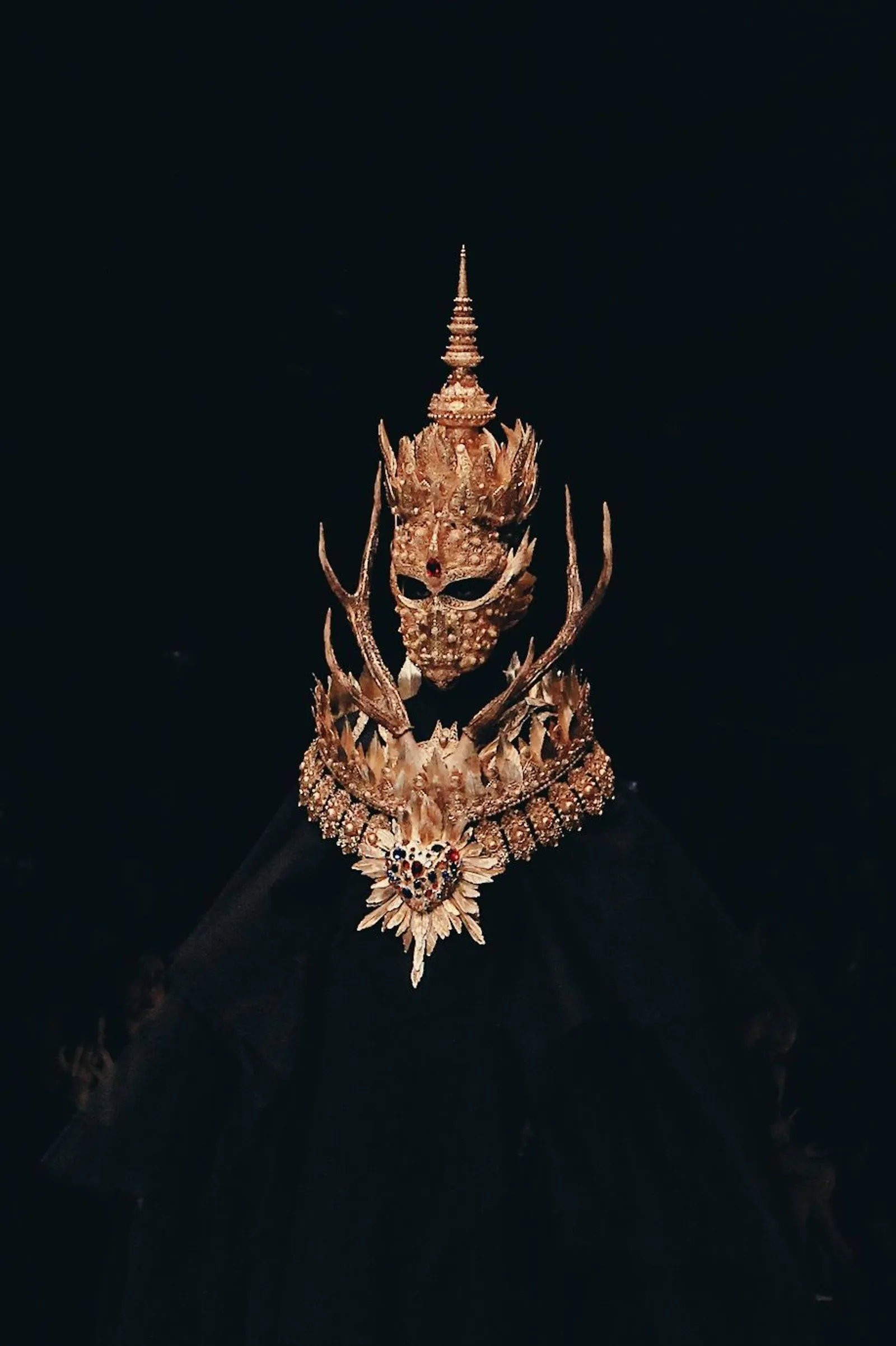 Rinaldy Yunardi Tutup JFW 2019 dengan Koleksi yang Bikin Merinding