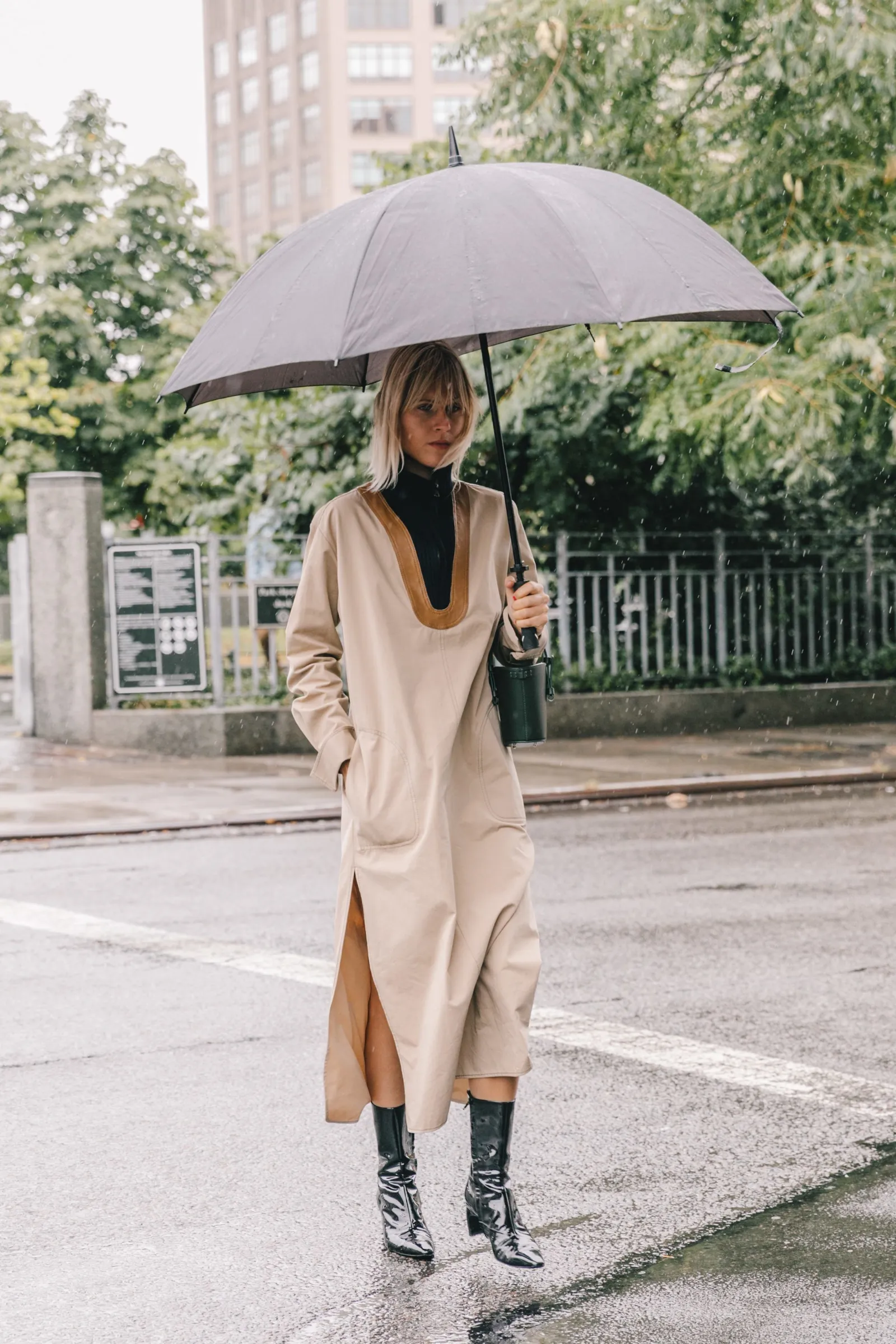 Siapkan 5 Fashion Item Ini Untuk Menyambut Musim Hujan