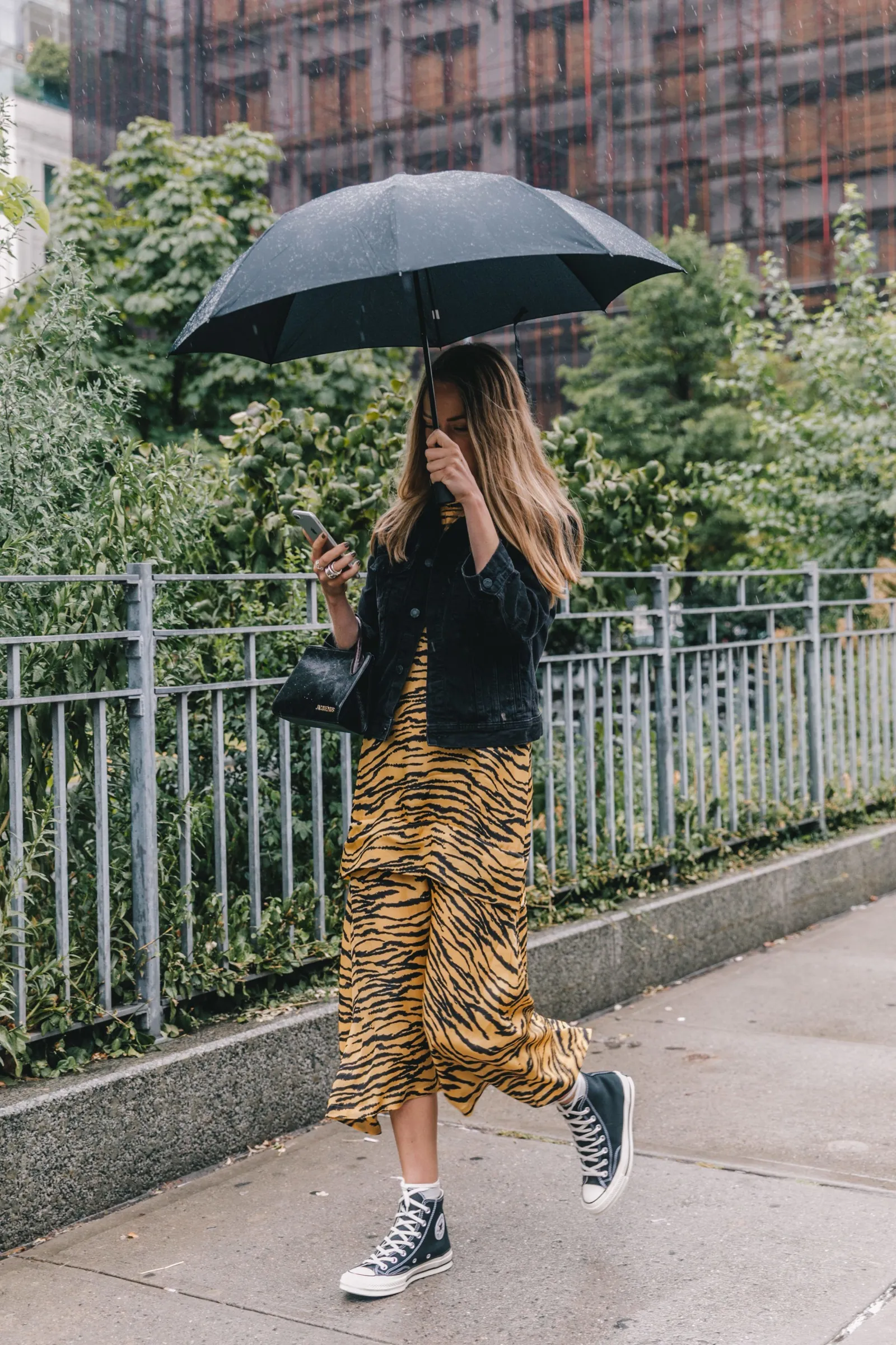 Siapkan 5 Fashion Item Ini Untuk Menyambut Musim Hujan