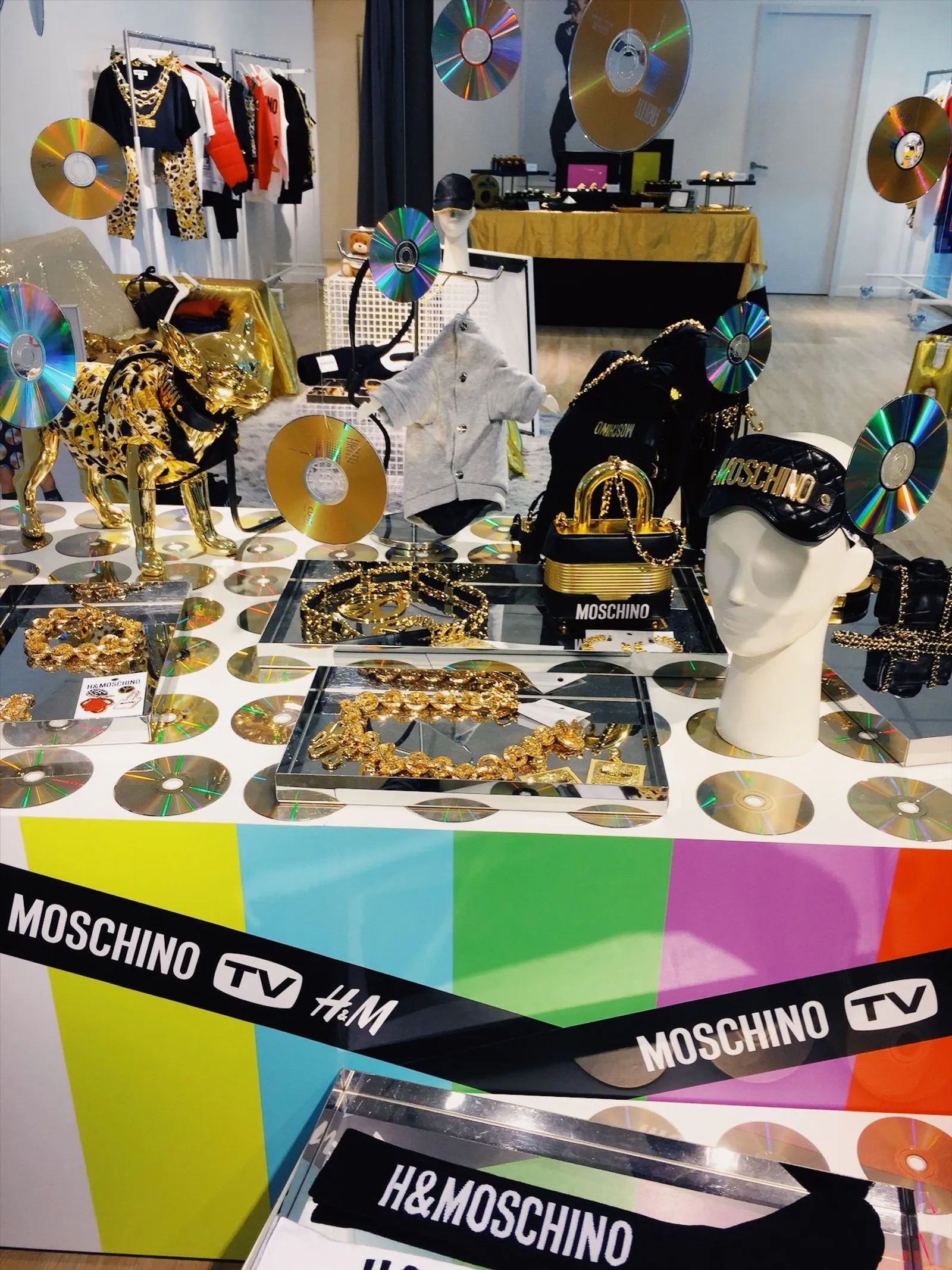 MOSCHINO [tv] H&M dan Koleksi ‘90an yang Party!