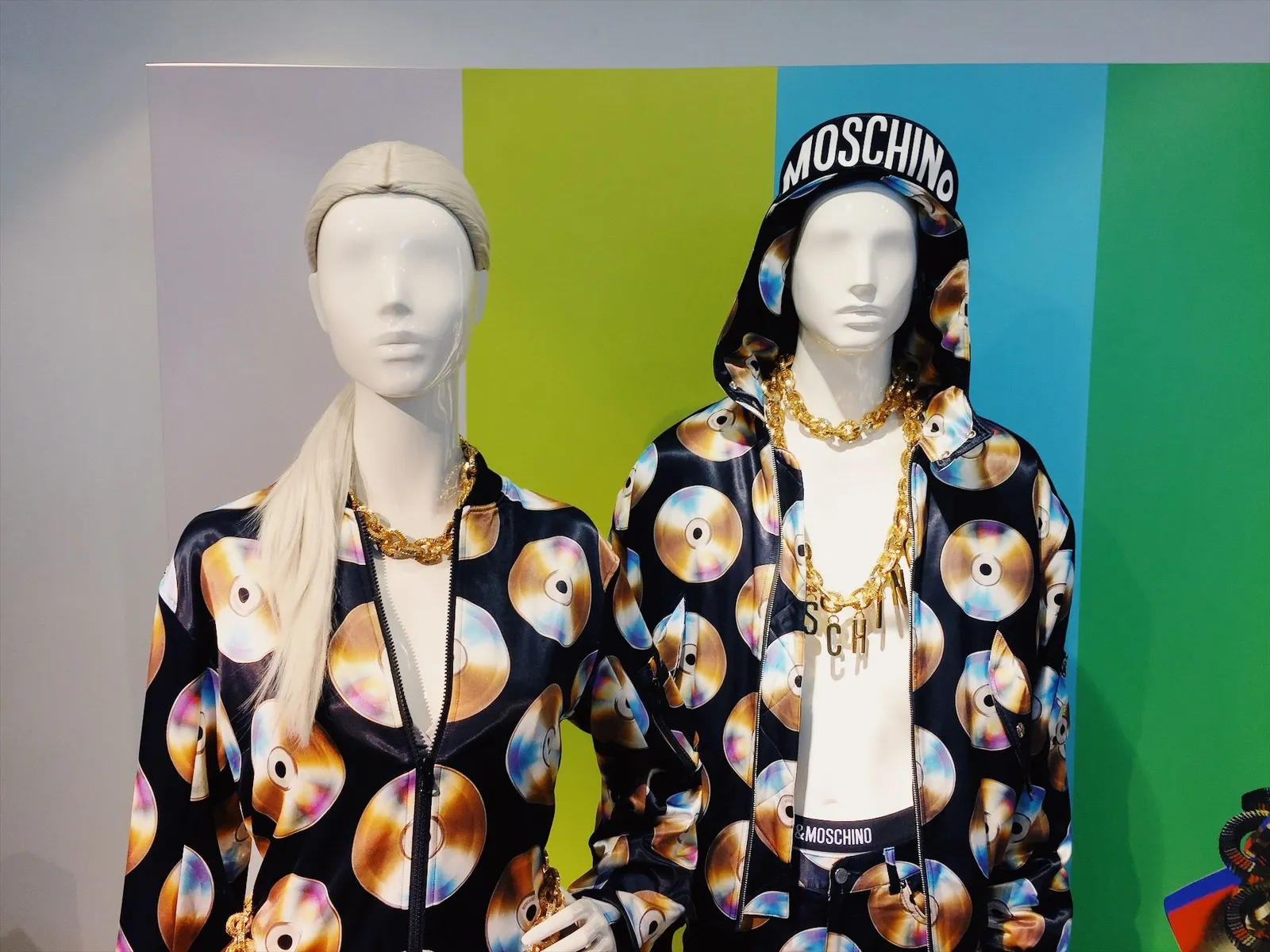 MOSCHINO [tv] H&M dan Koleksi ‘90an yang Party!