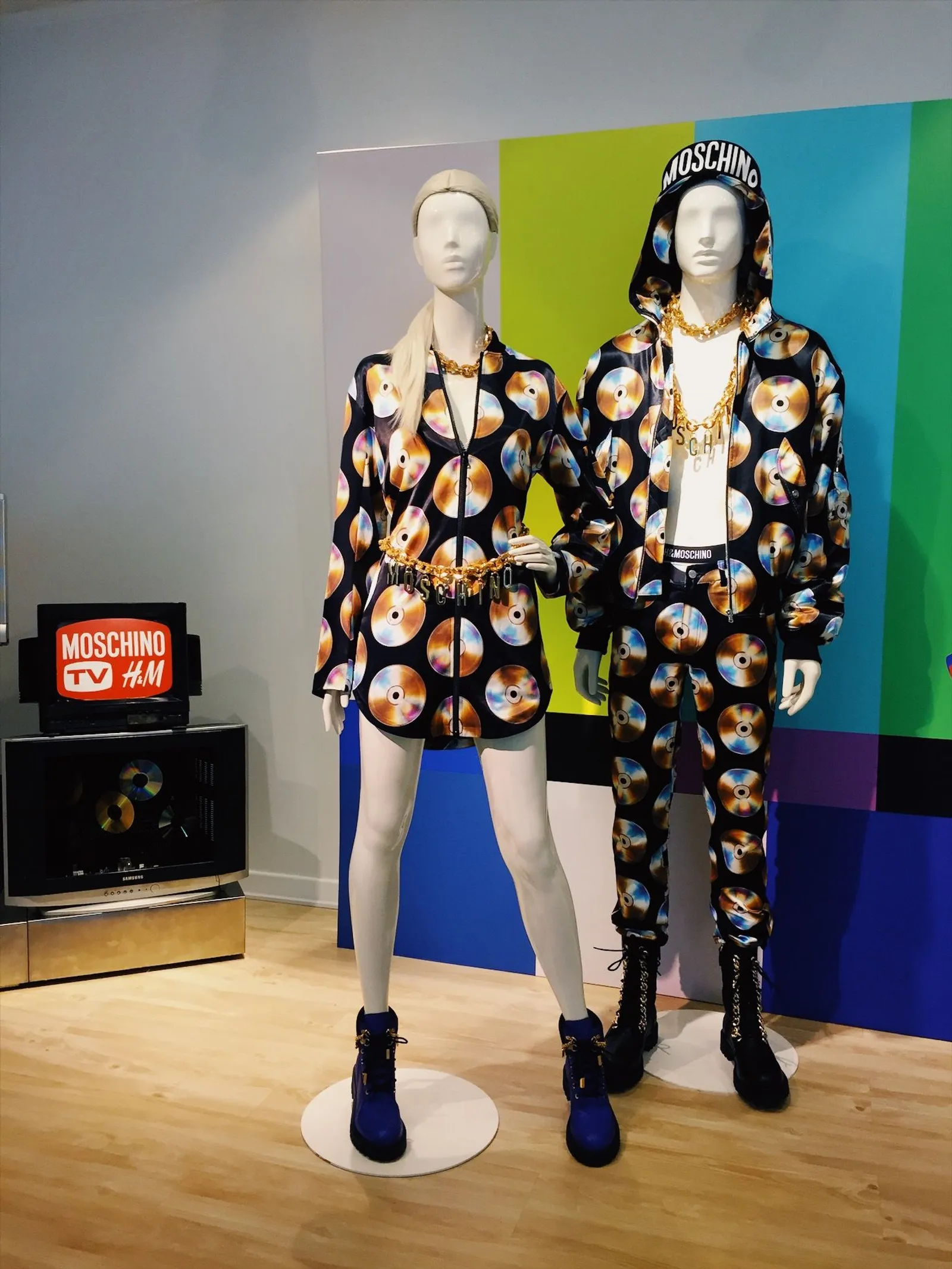 MOSCHINO [tv] H&M dan Koleksi ‘90an yang Party!