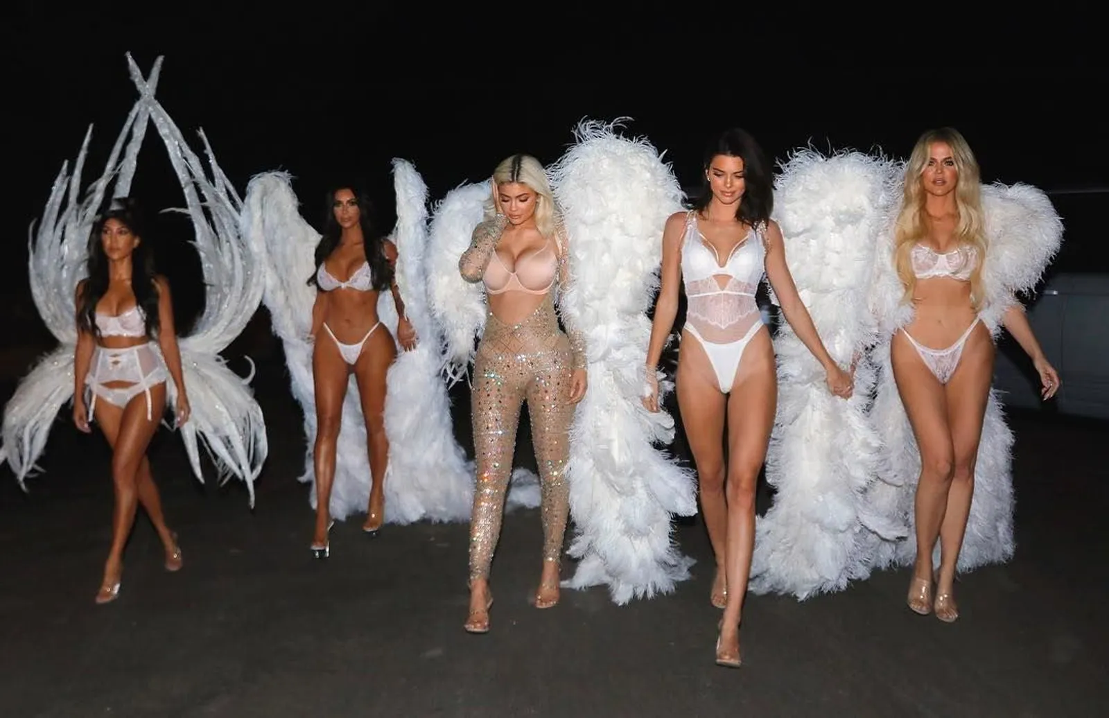 Wow! Kardashian Klan Jadi Victoria's Secret Angels Saat Halloween
