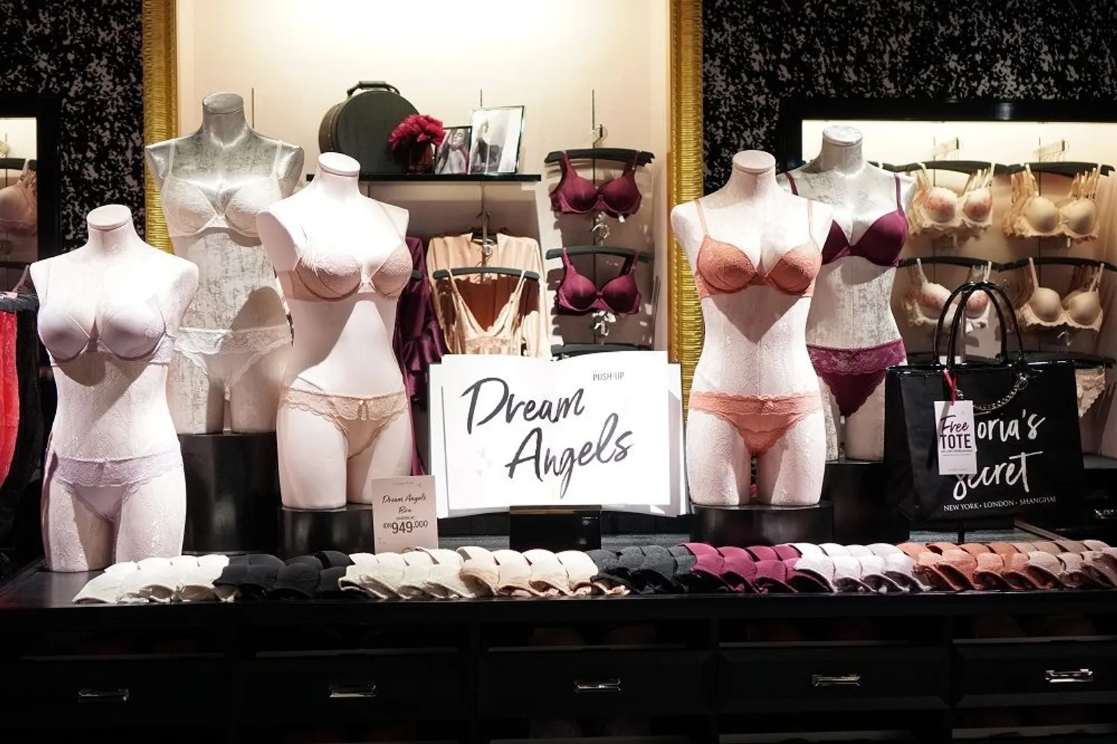 Yeay! Victoria's Secret Akhirnya Membuka Store Terbesarnya di Jakarta